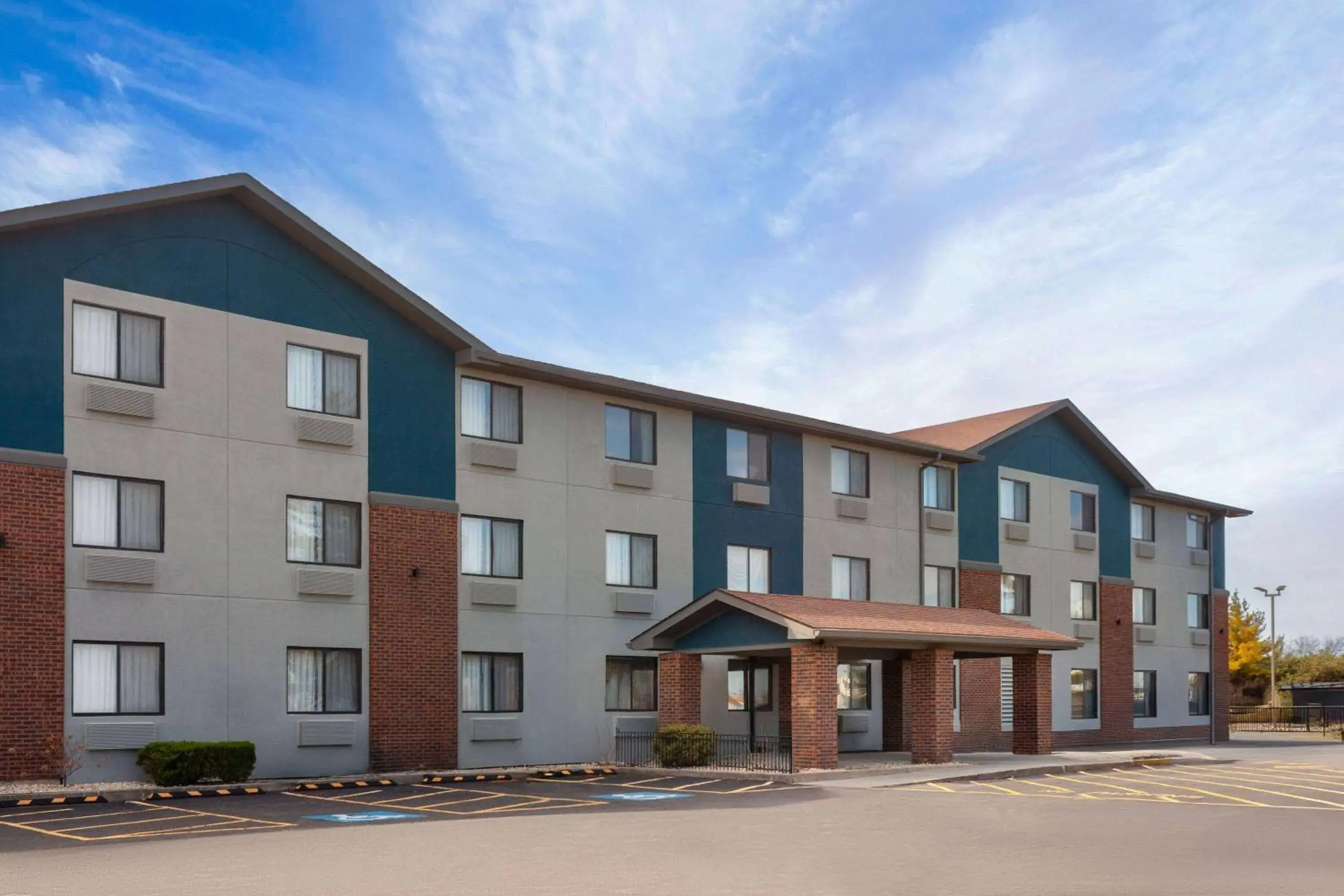 Property building in Super 8 by Wyndham Romeoville Bolingbrook Property building in Super 8 by Wyndham Romeoville Bolingbrook