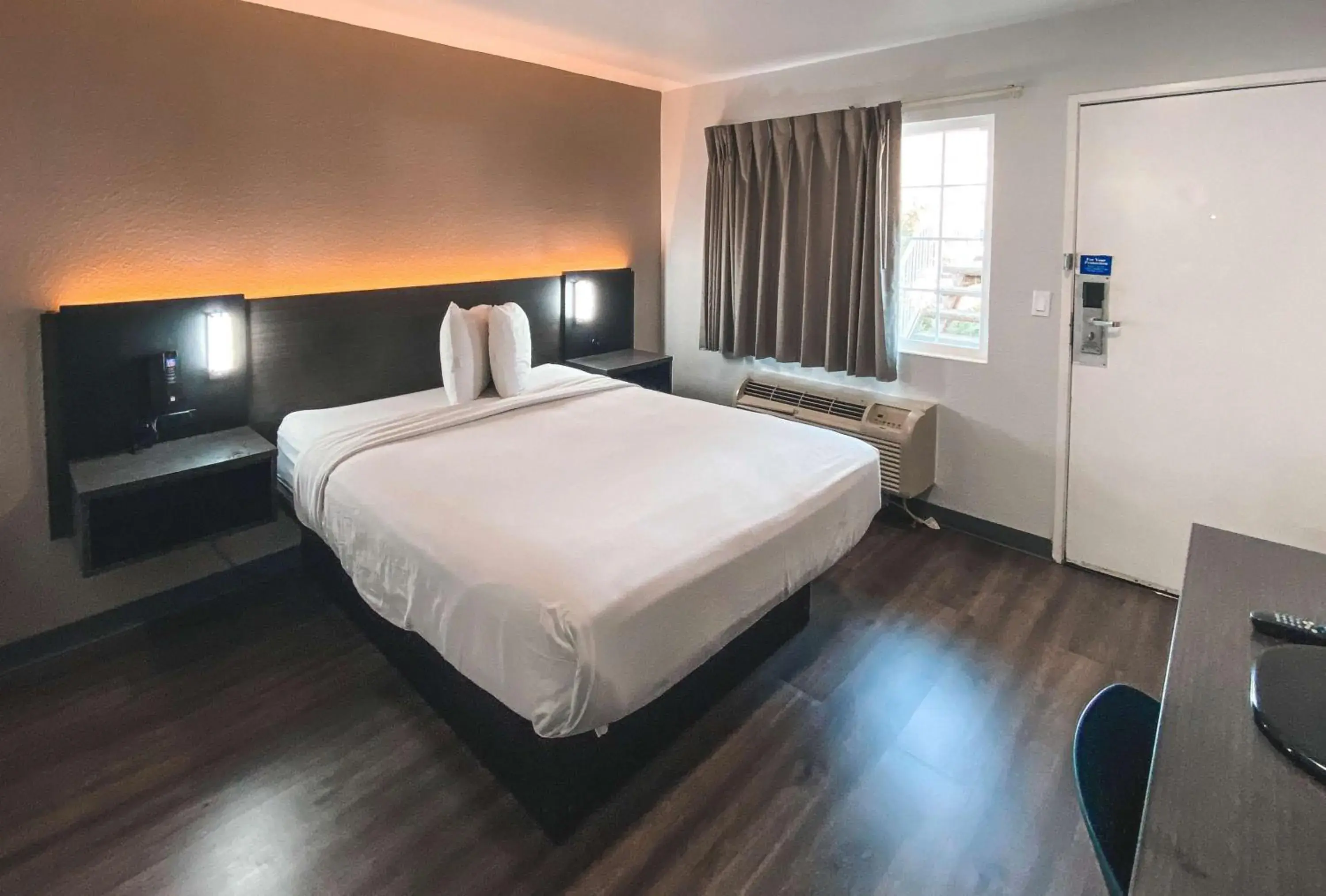 Queen Room - single occupancy in Motel 6-West Sacramento, CA Queen Room - single occupancy in Motel 6-West Sacramento, CA