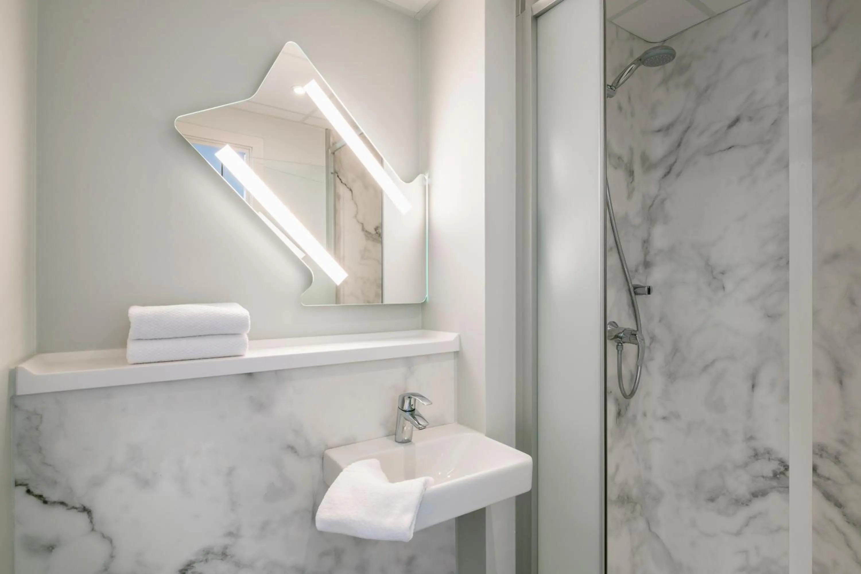 Shower in ibis budget Gent Centrum Dampoort