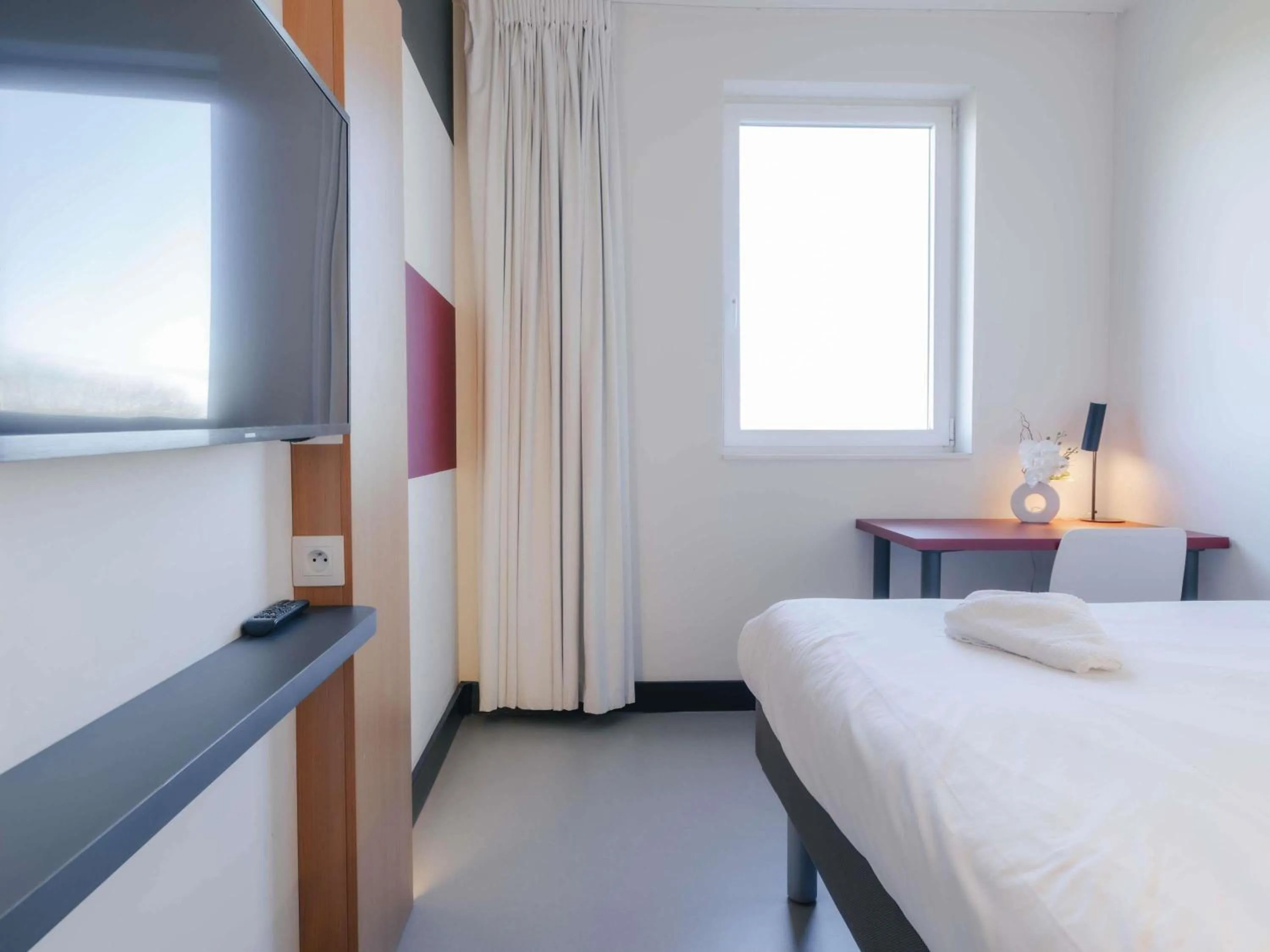 Bedroom, Bed in ibis budget Brugge Jabbeke