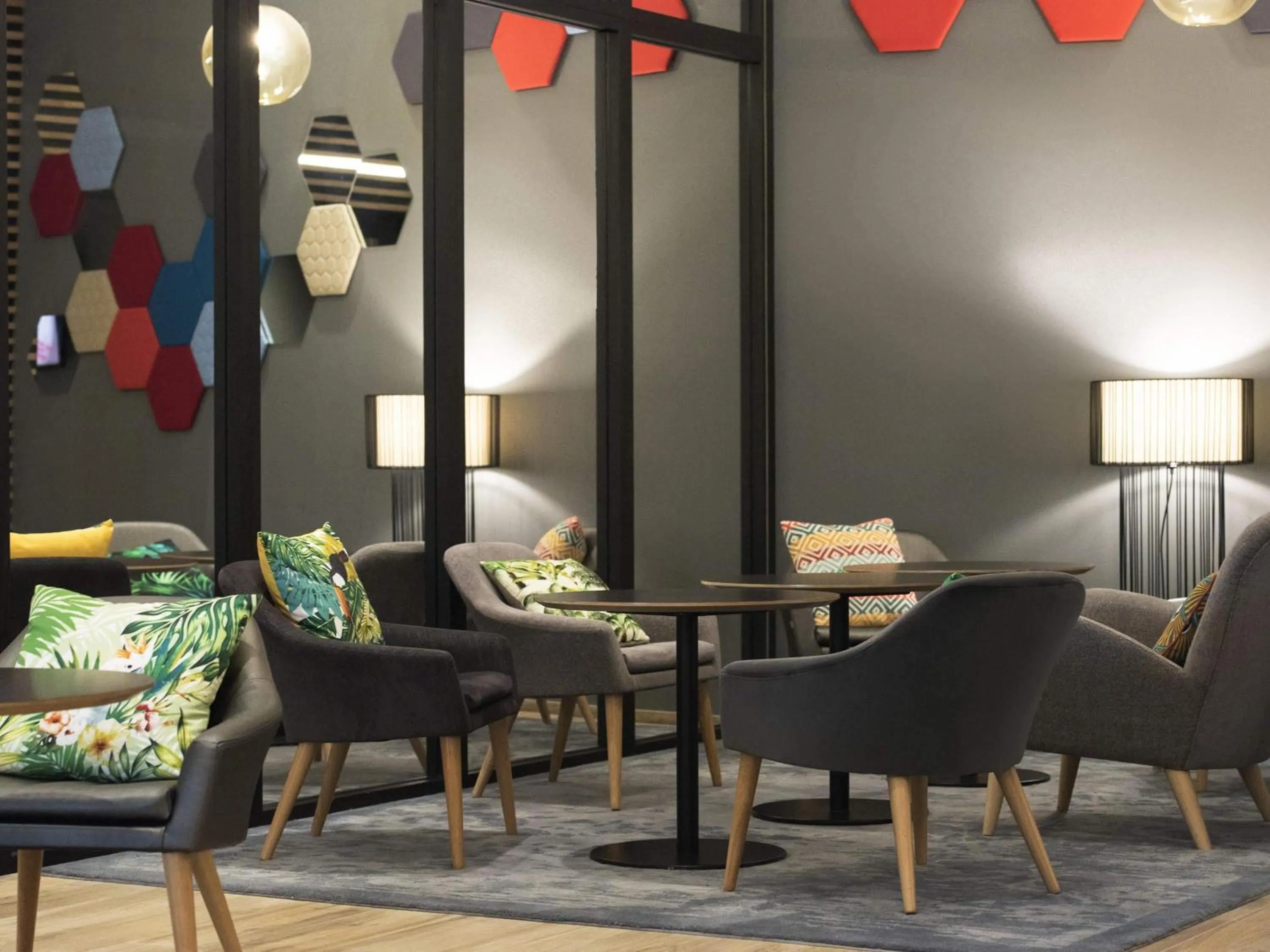 Restaurant/places to eat in Novotel Charleroi Centre