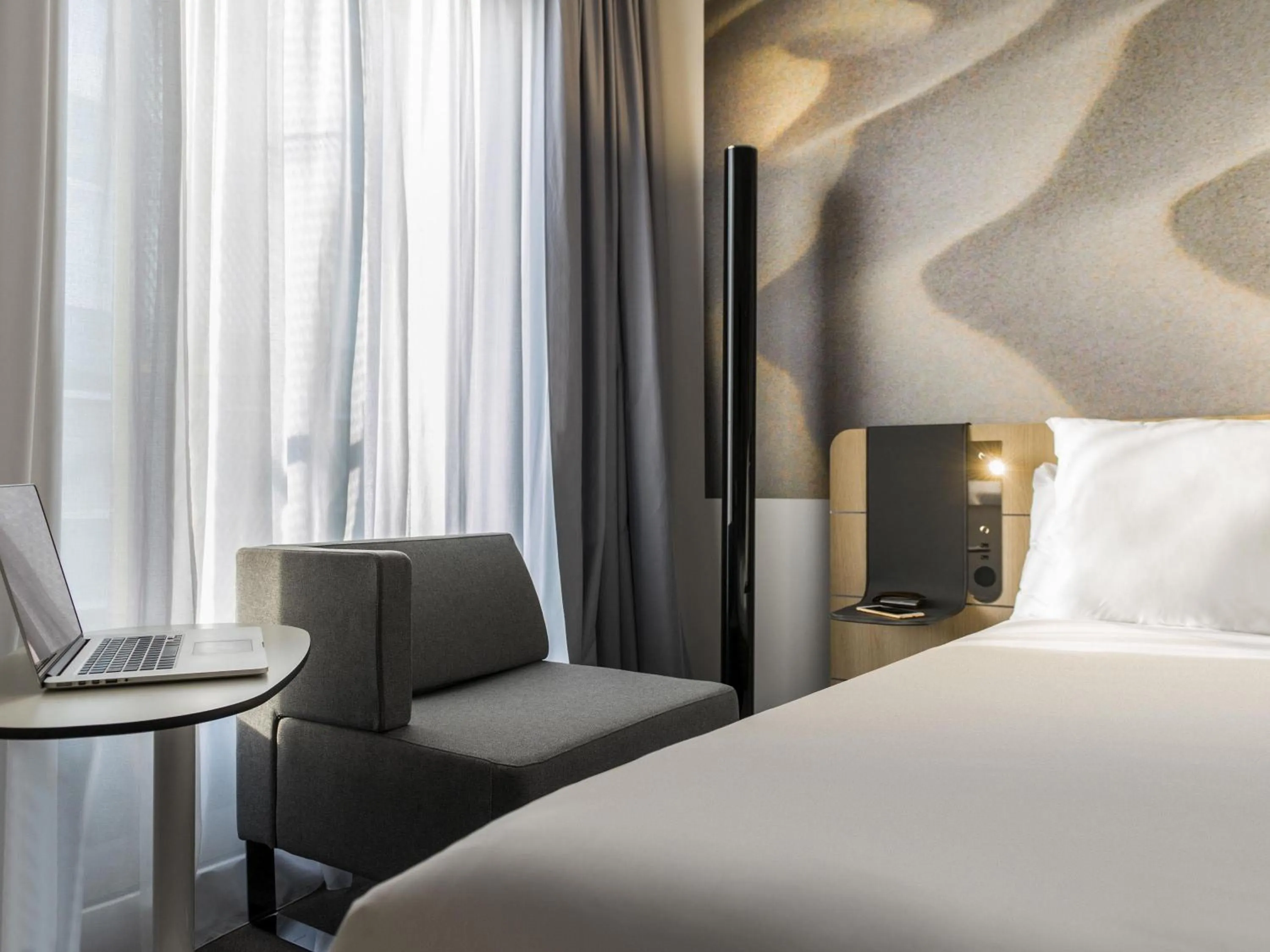 Bedroom, Bed in Novotel Charleroi Centre