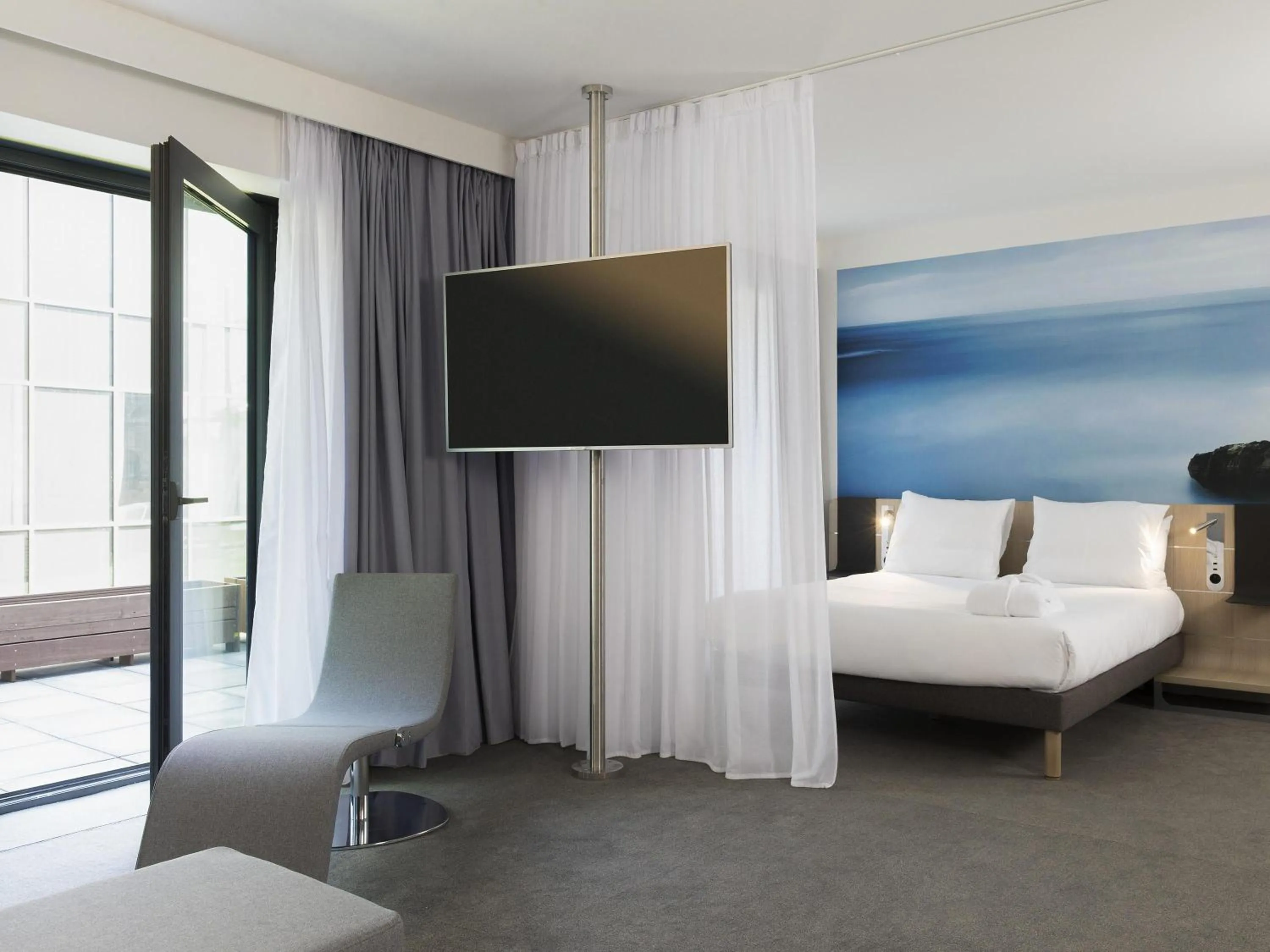 Bedroom, Bed in Novotel Charleroi Centre