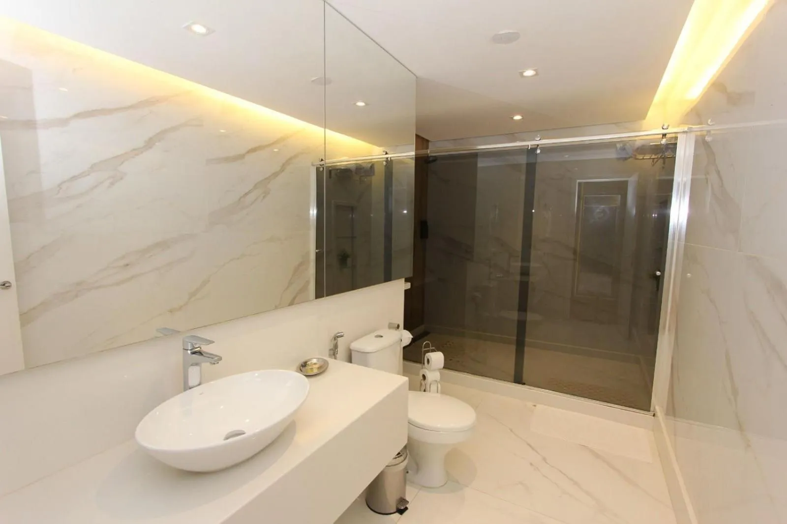 Bathroom in Ajax Hoteis