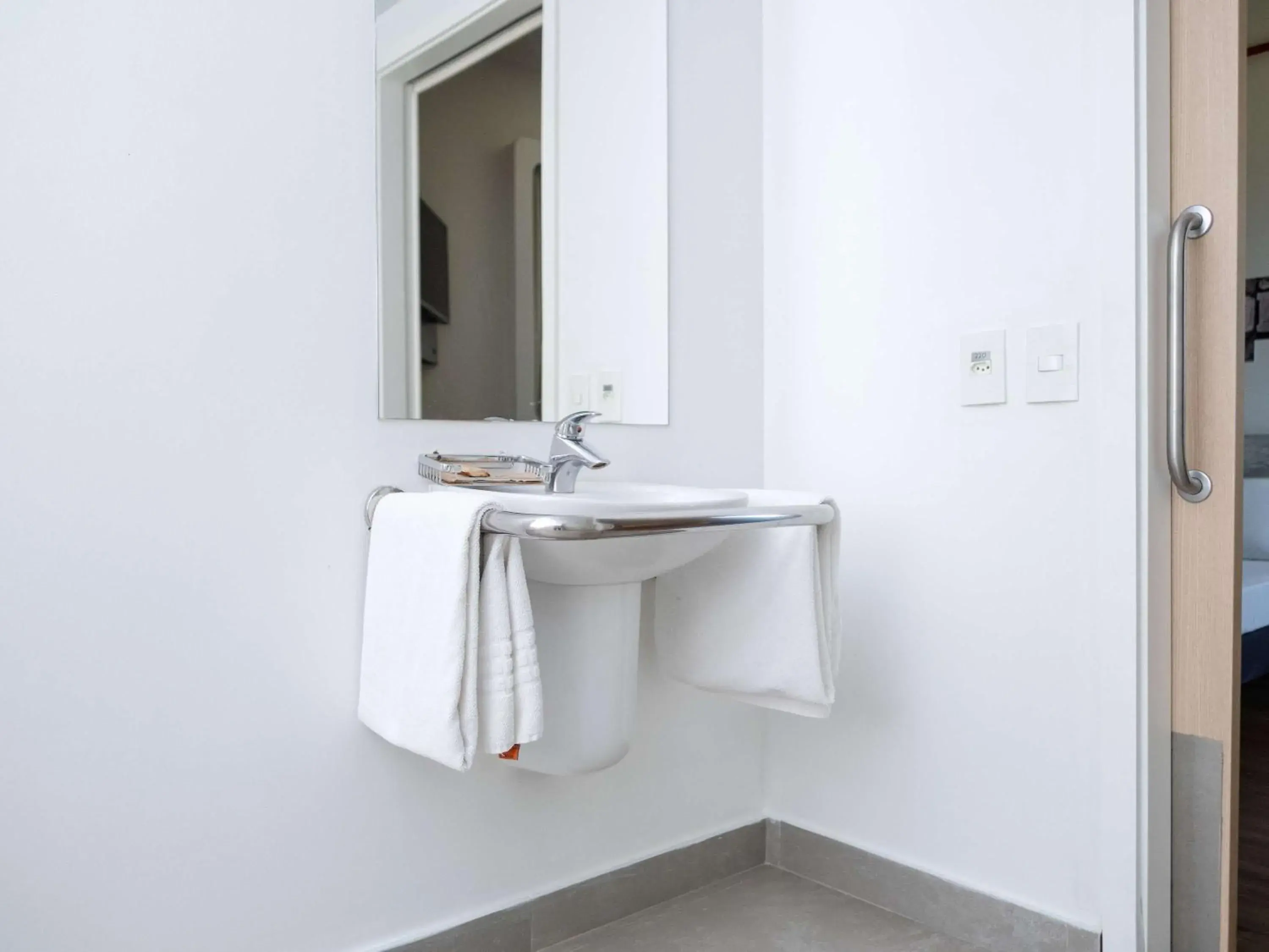 Bathroom in ibis budget Sorocaba Bathroom in ibis budget Sorocaba