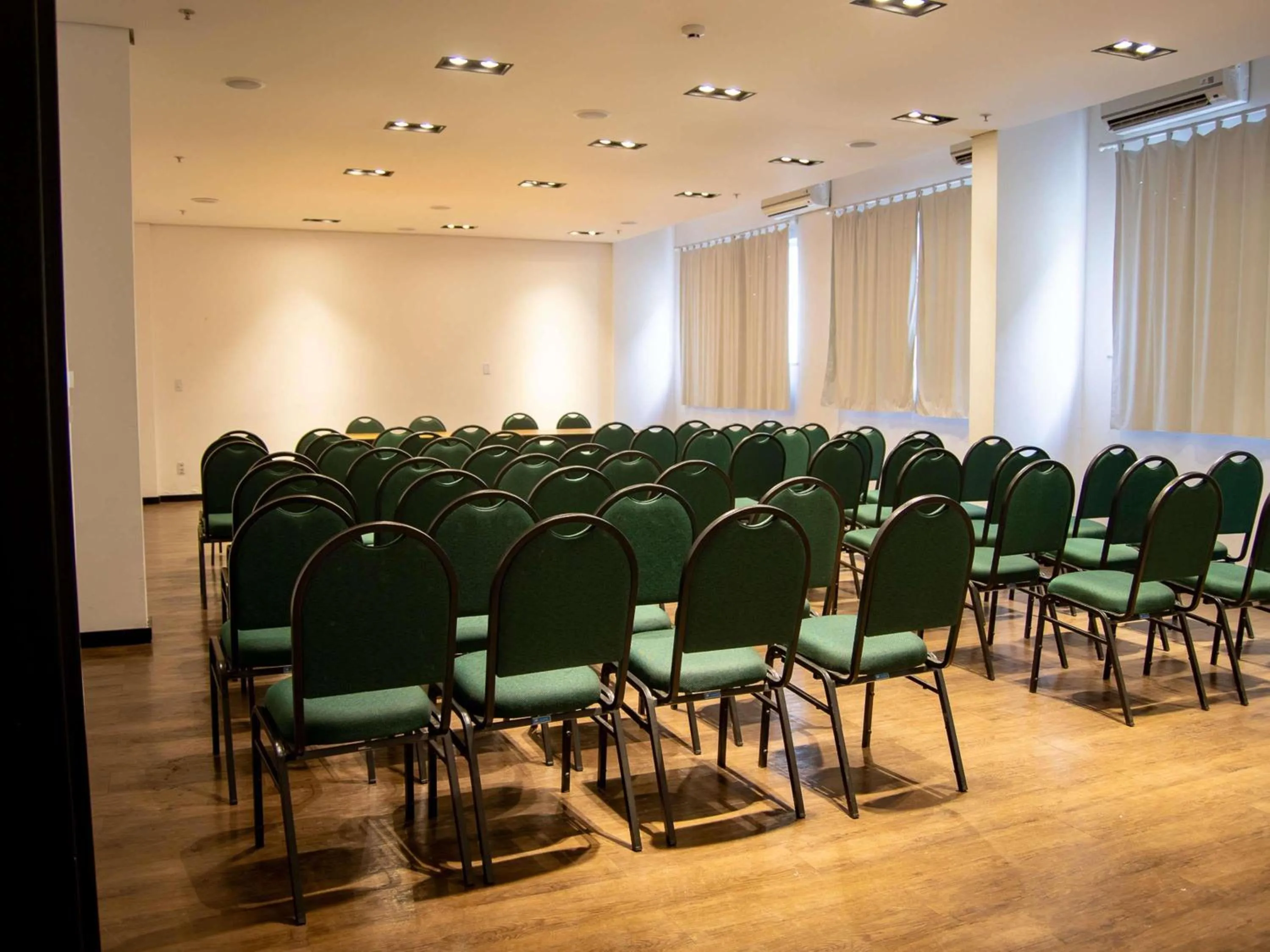 Meeting/conference room in ibis Styles Três Rios