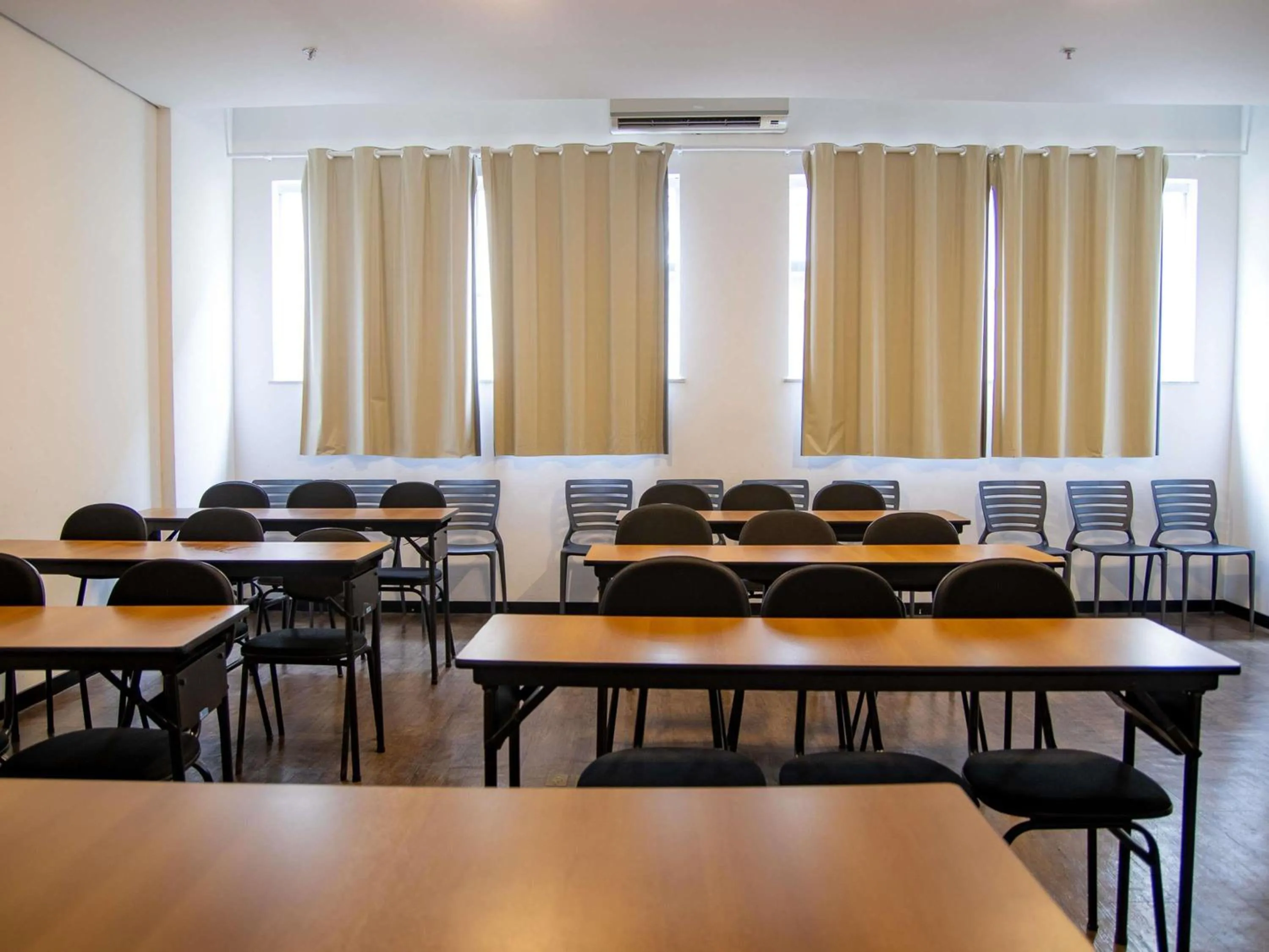 Meeting/conference room in ibis Styles Três Rios