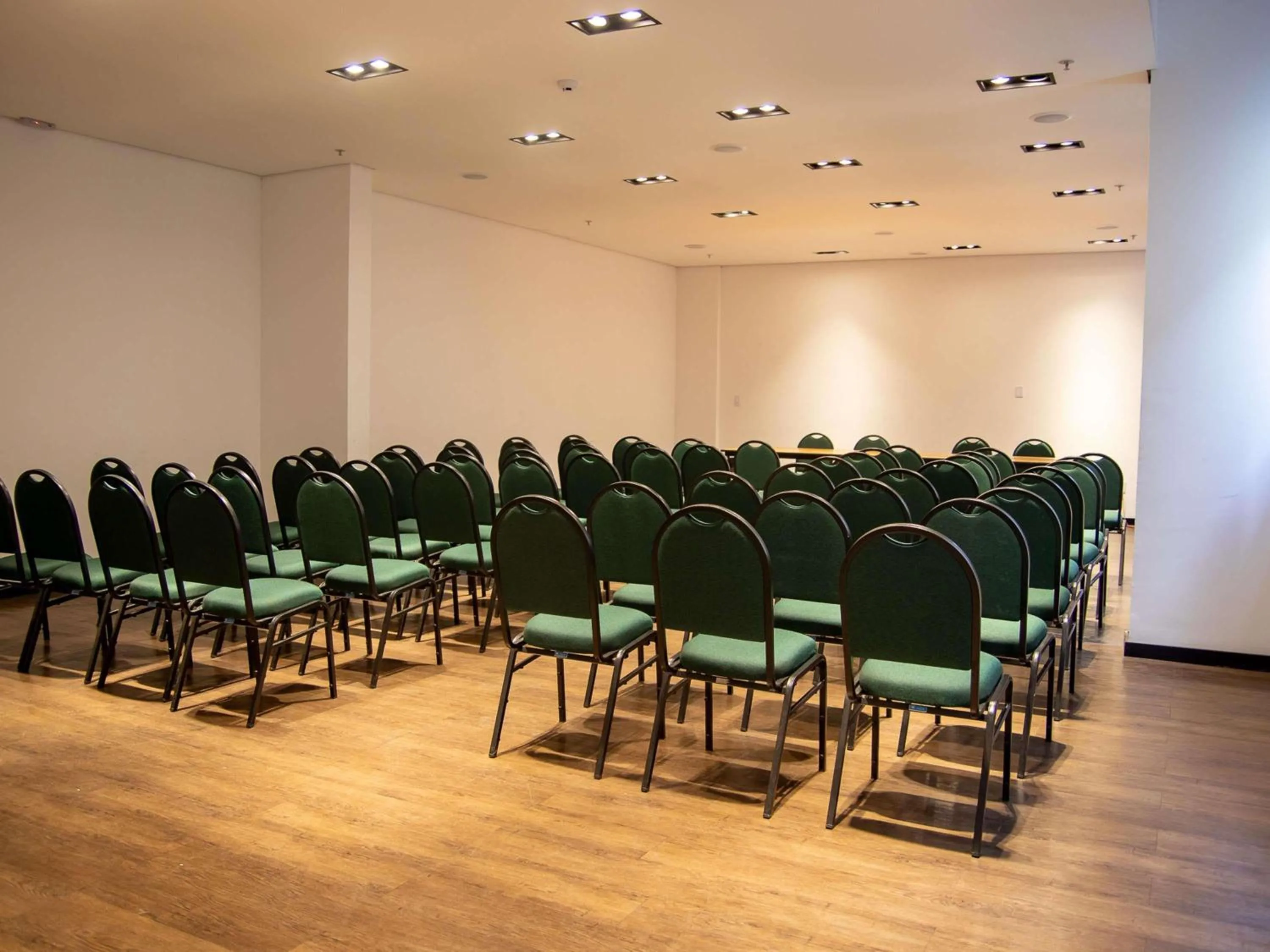 Meeting/conference room in ibis Styles Três Rios