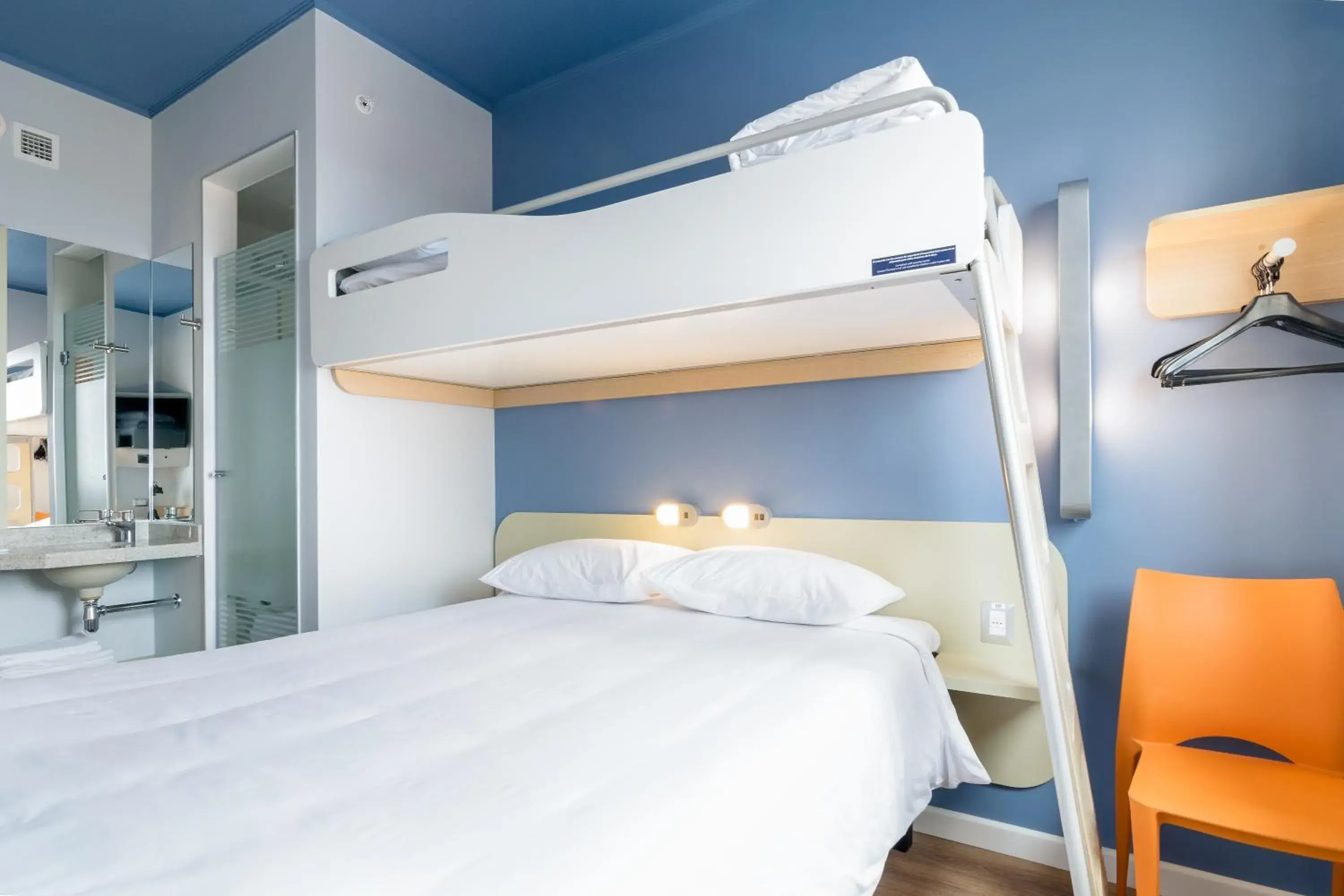 Standard Room with One Double and One Bunk Bed - single occupancy in ibis budget Calama Standard Room with One Double and One Bunk Bed - single occupancy in ibis budget Calama
