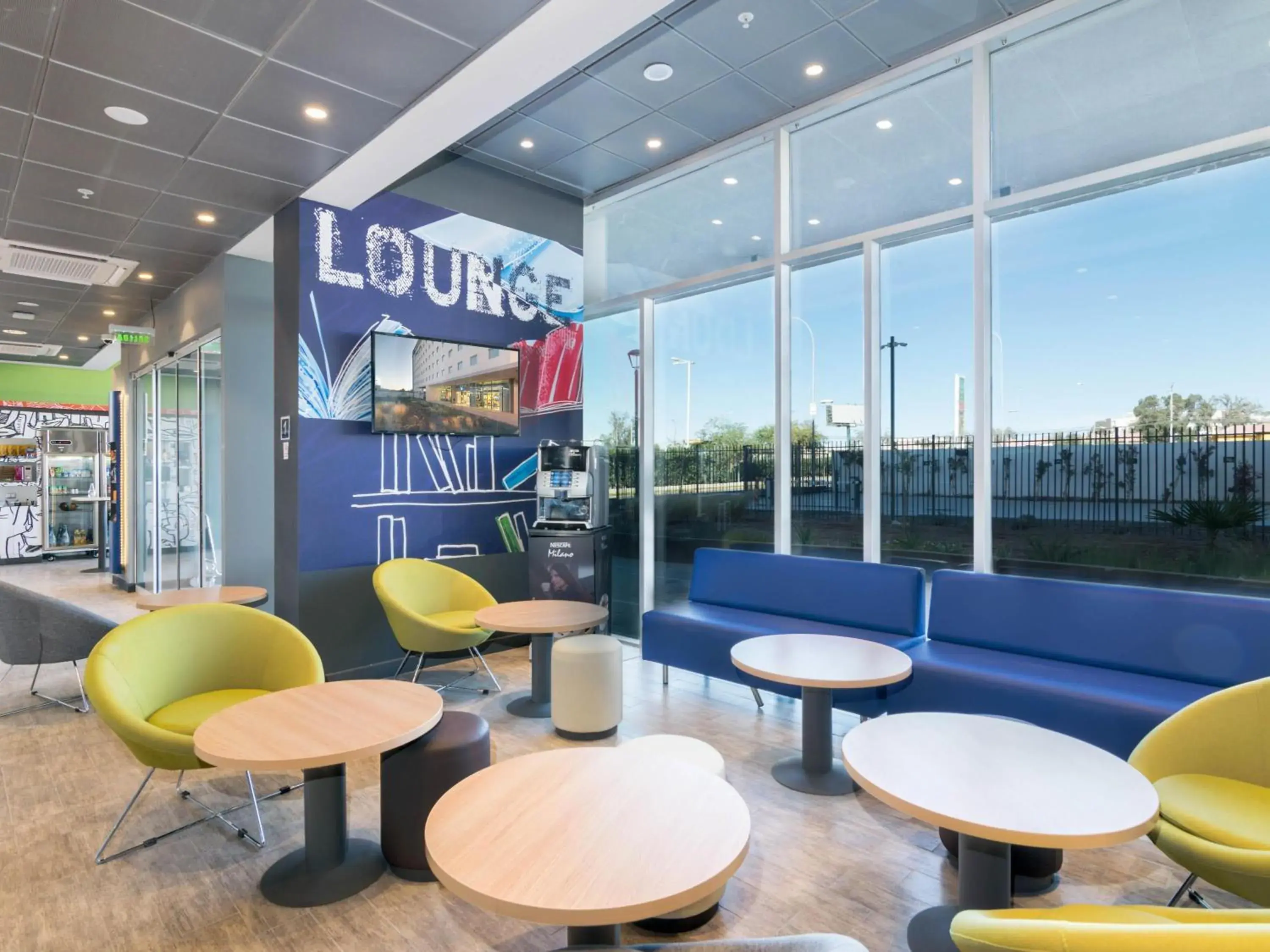 Lounge or bar in ibis budget Calama Lounge or bar in ibis budget Calama