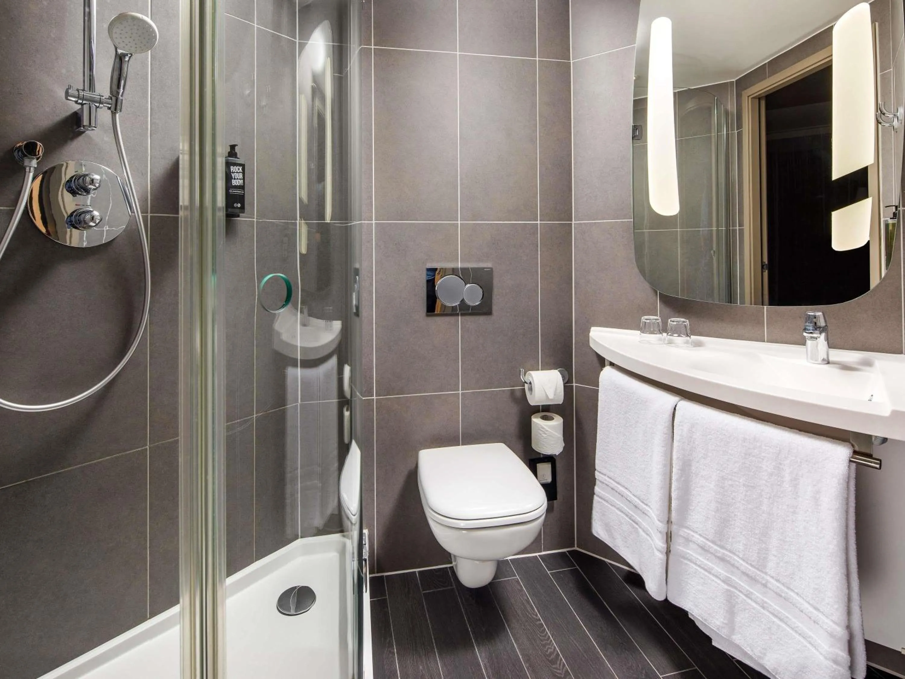 Bedroom in ibis London Canning Town