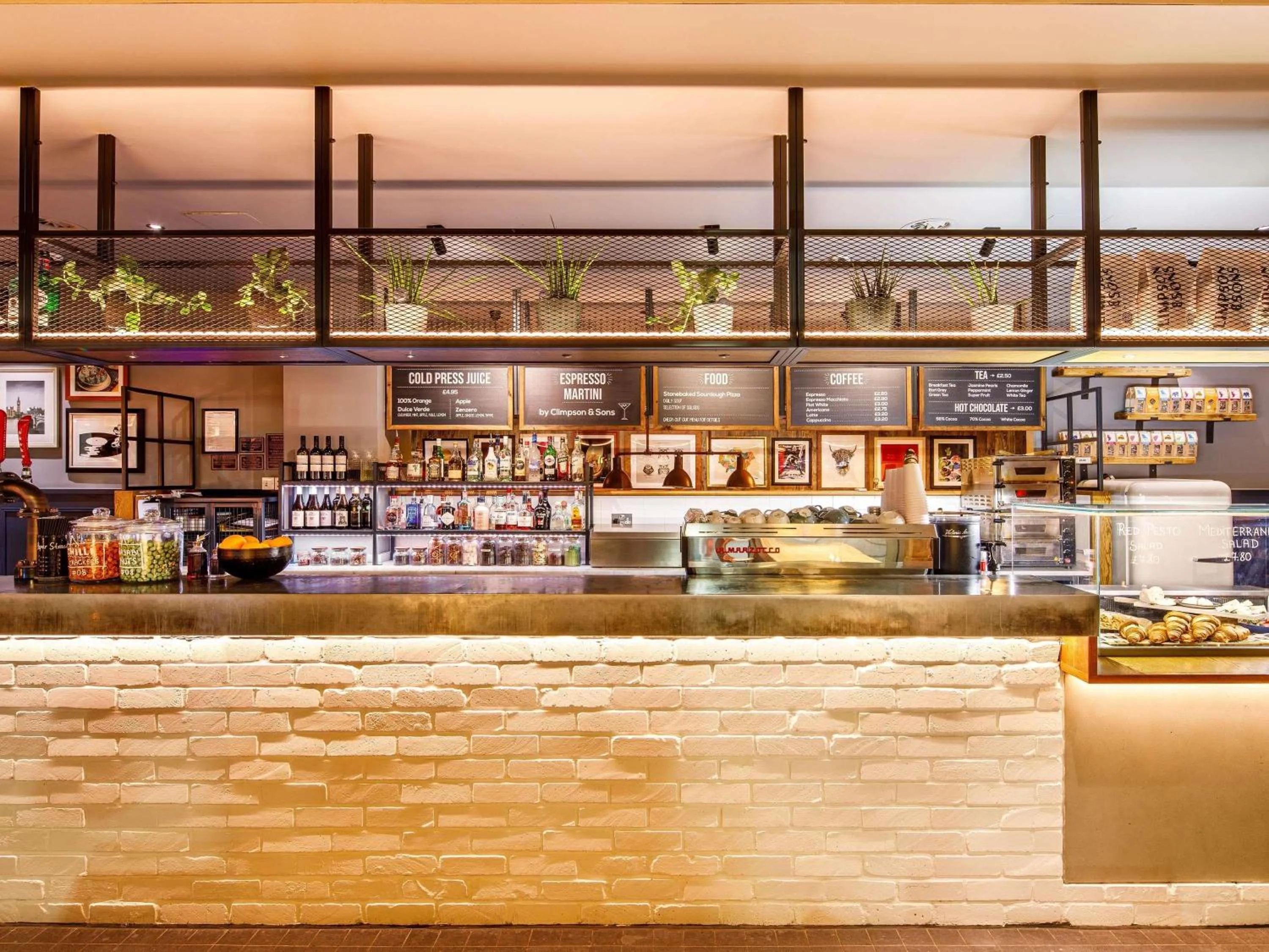 Lounge or bar in ibis London Canning Town