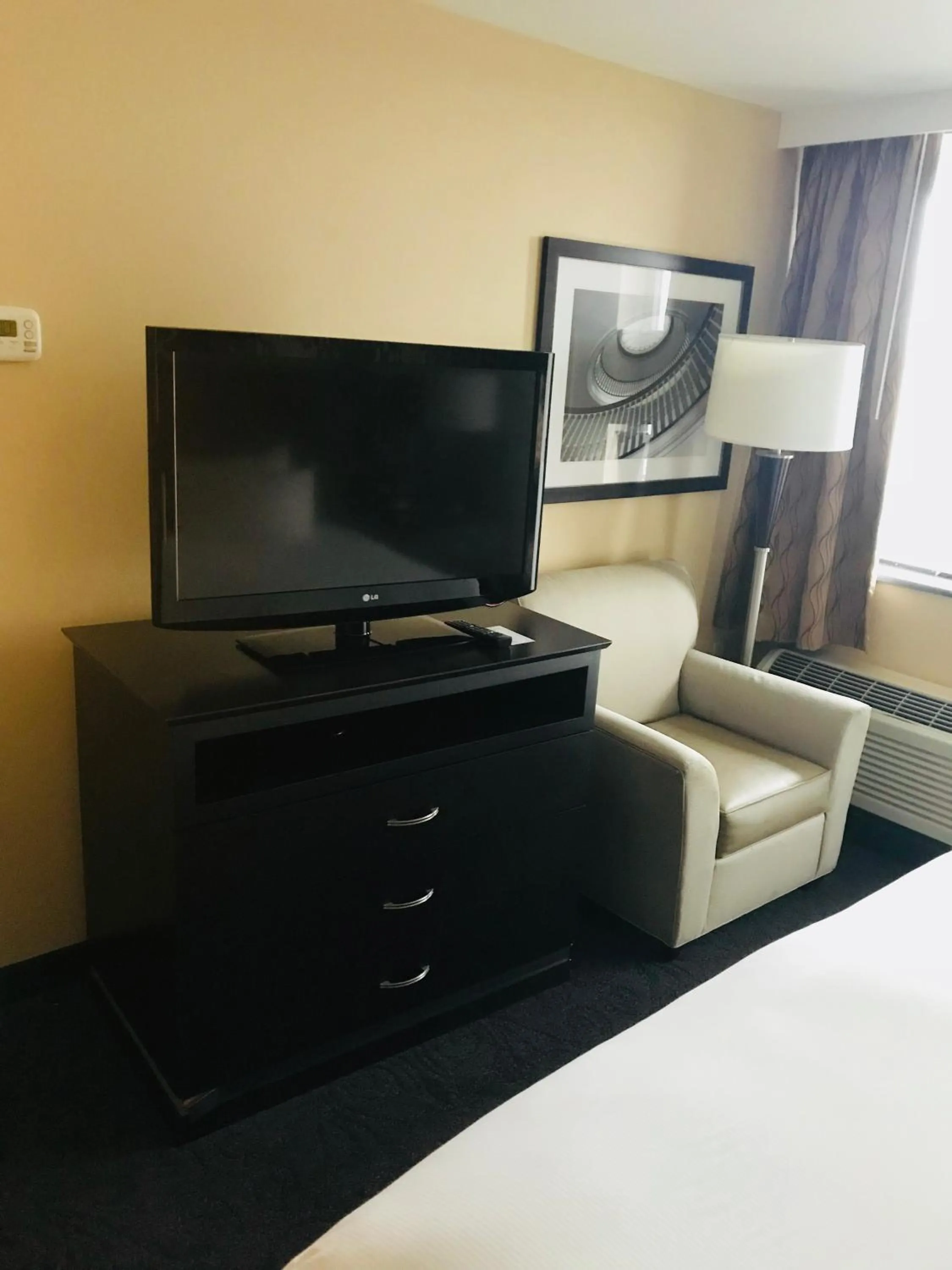 TV and multimedia, Bed in The Strathallan - a DoubleTree by Hilton