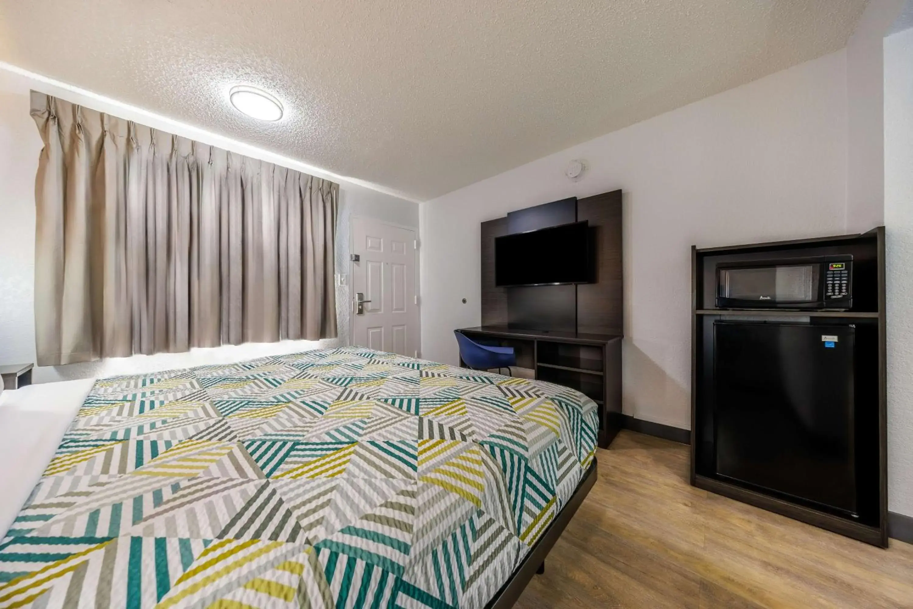 Bedroom, Bed in Motel 6 Fort Worth, TX East Bedroom, Bed in Motel 6 Fort Worth, TX East