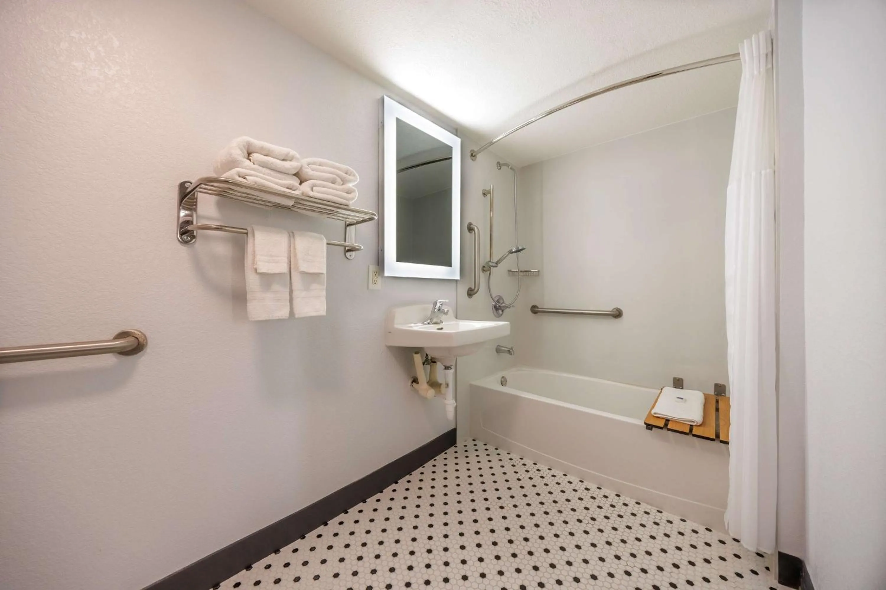 Bathroom in Motel 6 Fort Worth, TX East