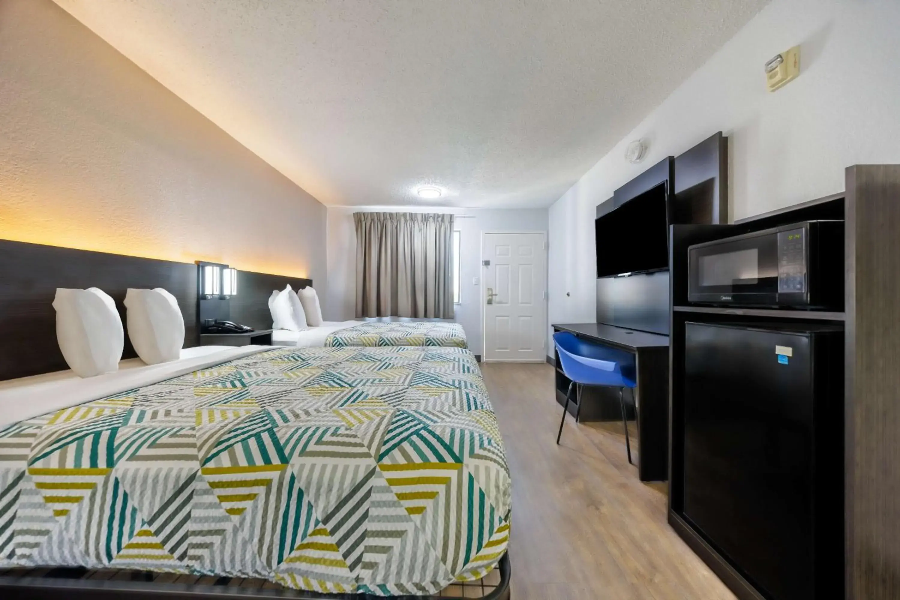 Bedroom, Bed in Motel 6 Fort Worth, TX East Bedroom, Bed in Motel 6 Fort Worth, TX East