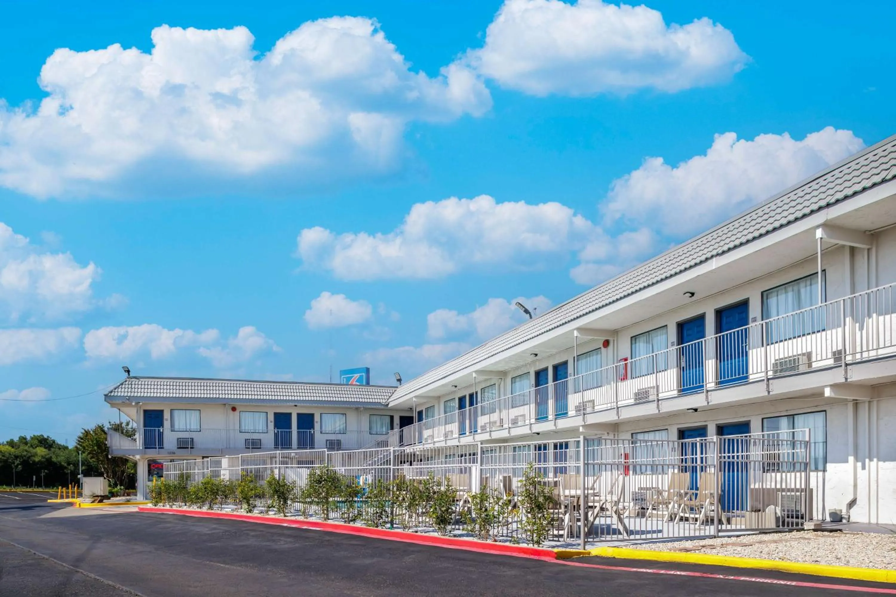 Property building in Motel 6 Fort Worth, TX East