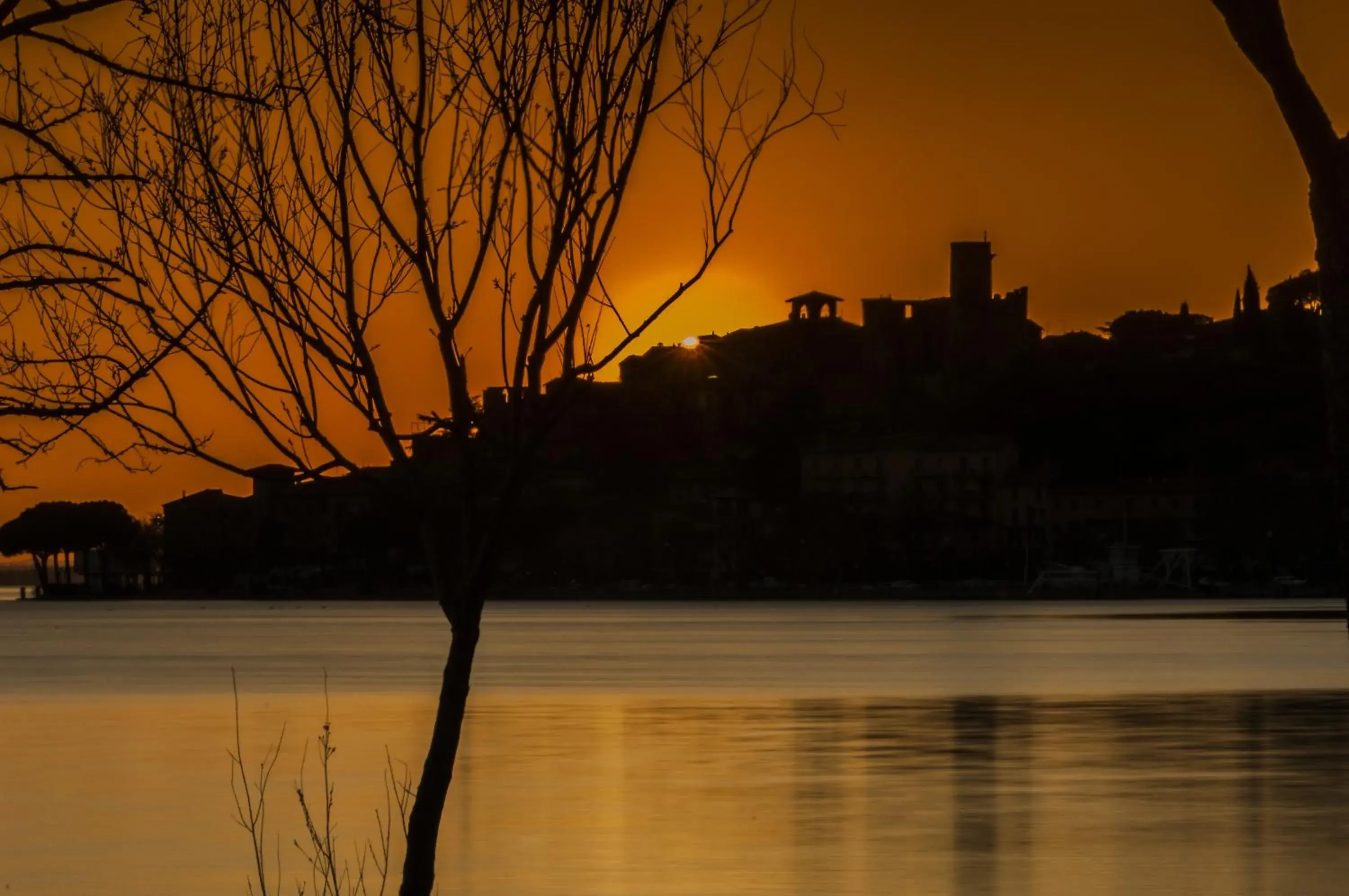 Neighbourhood, Sunrise/Sunset in Hotel Kursaal