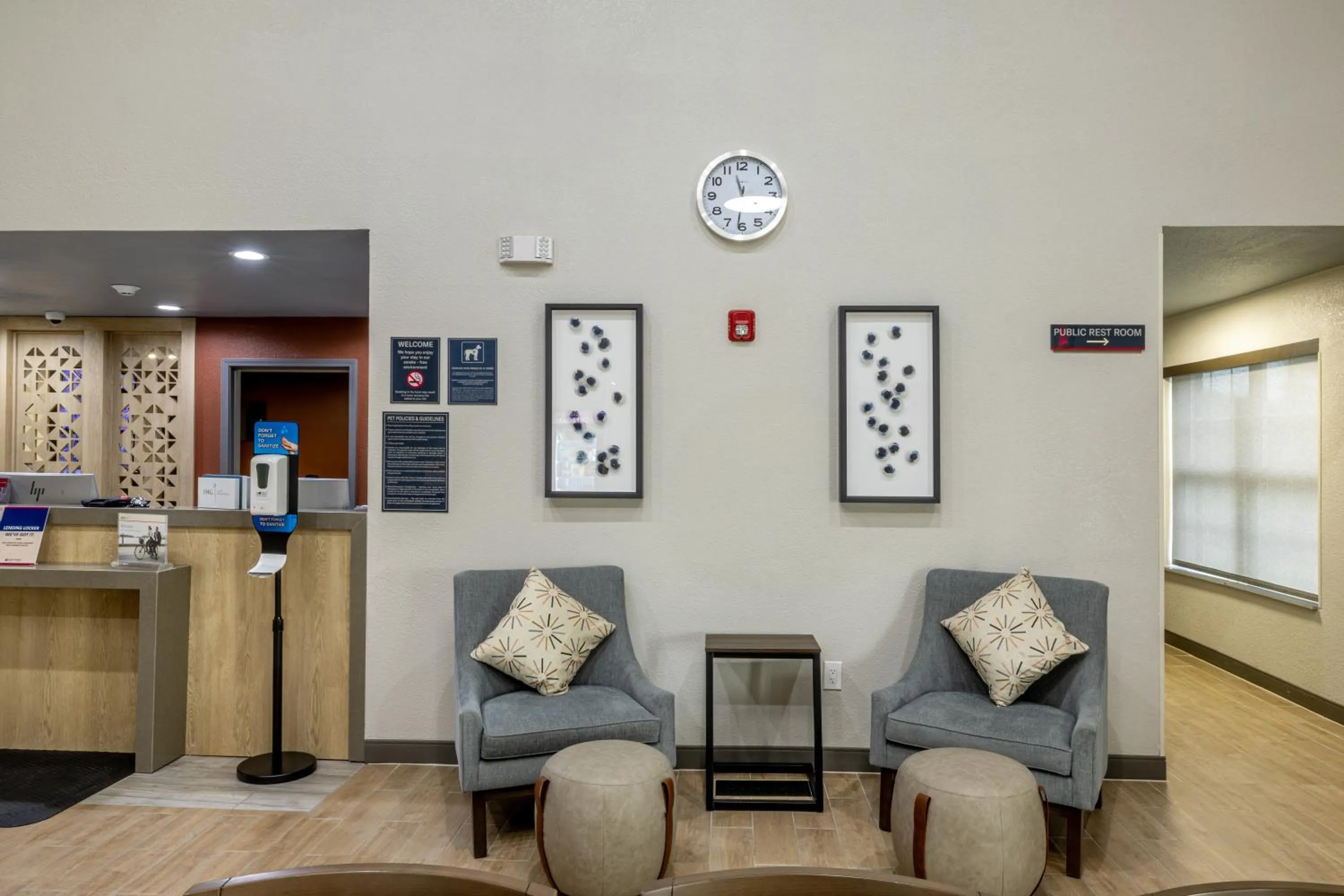 Seating area in Candlewood Suites Wichita Northwest by IHG