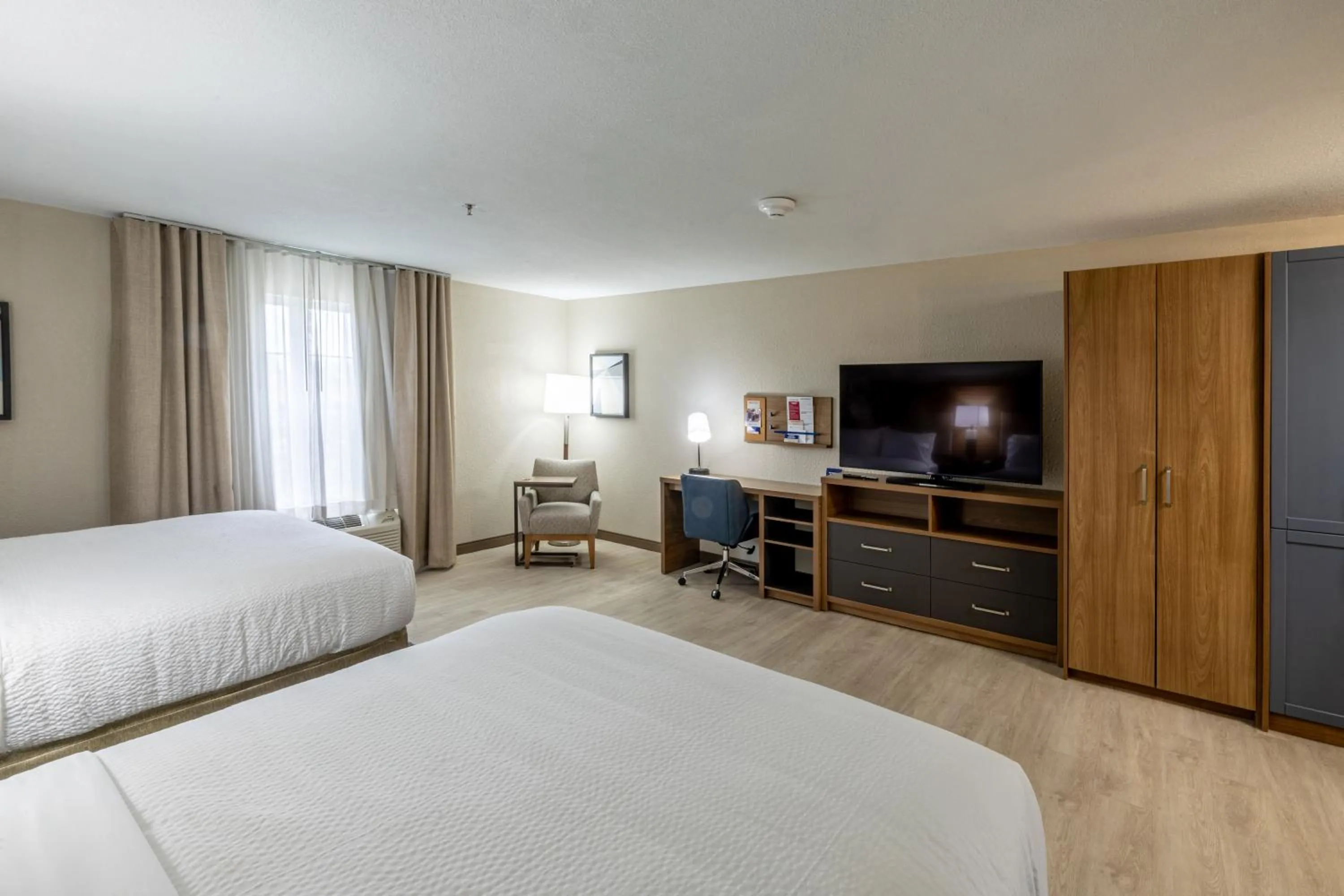 TV and multimedia, Bed in Candlewood Suites Wichita Northwest by IHG