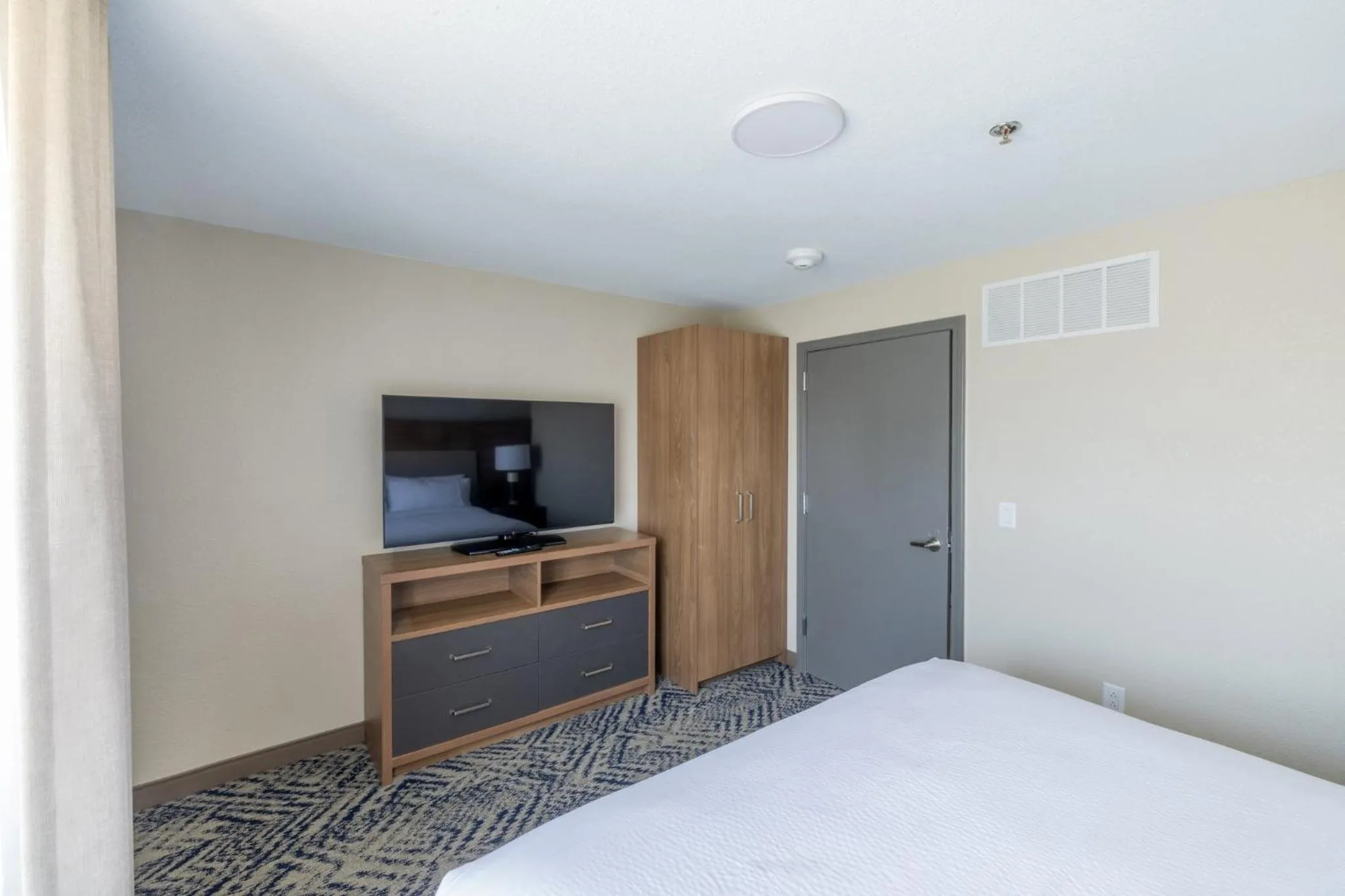 Photo of the whole room, Bed in Candlewood Suites Wichita Northwest by IHG