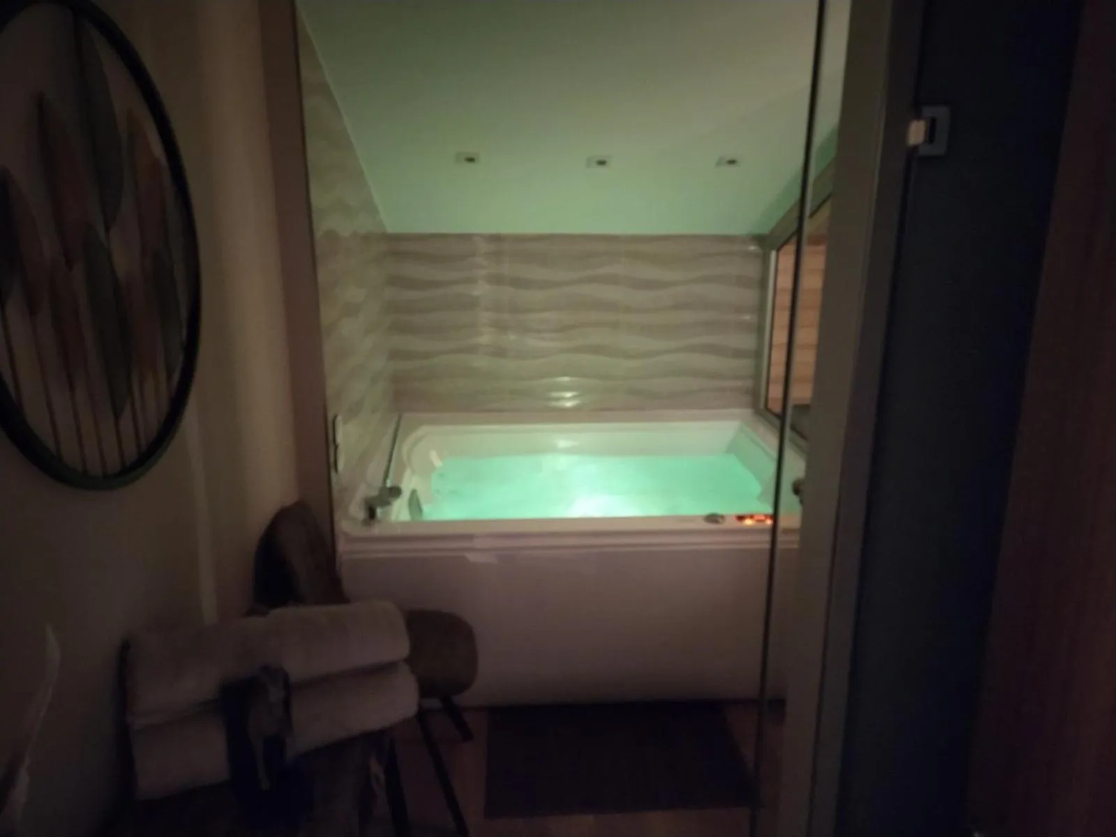 Hot Tub in Olympus View Rooms Sauna & Spa