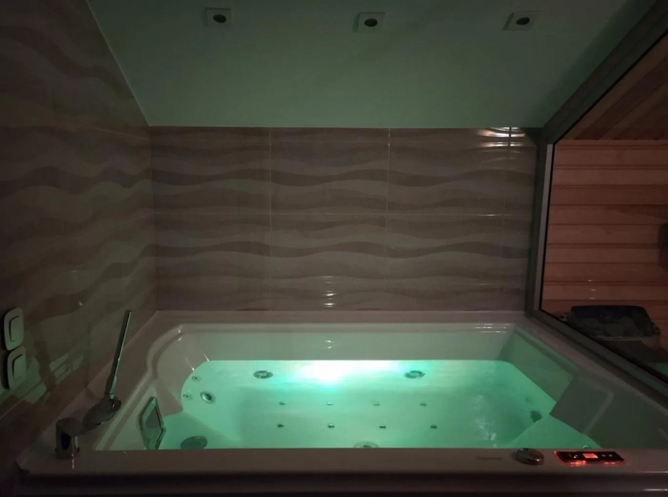 Hot Tub in Olympus View Rooms Sauna & Spa
