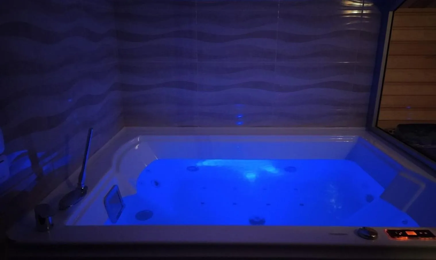 Hot Tub in Olympus View Rooms Sauna & Spa