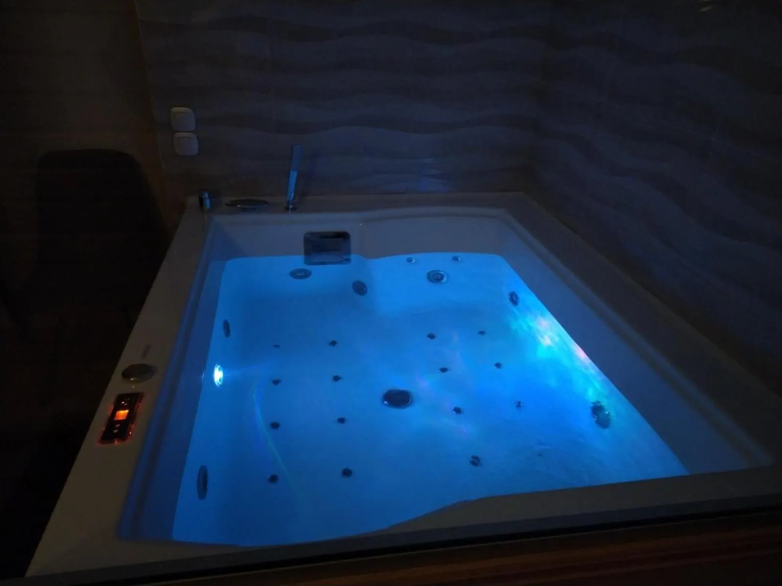 Hot Tub in Olympus View Rooms Sauna & Spa