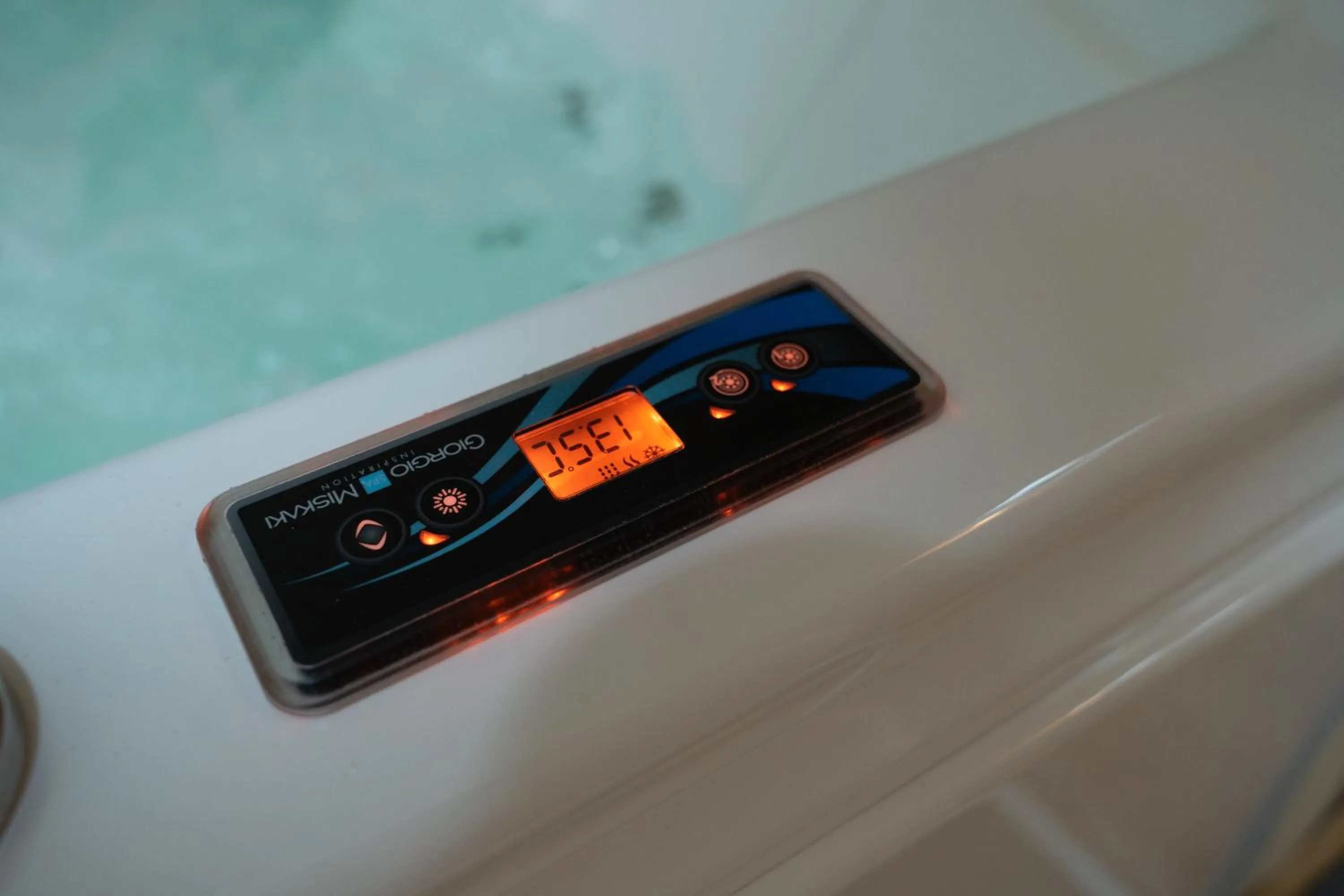 Hot Tub in Olympus View Rooms Sauna & Spa