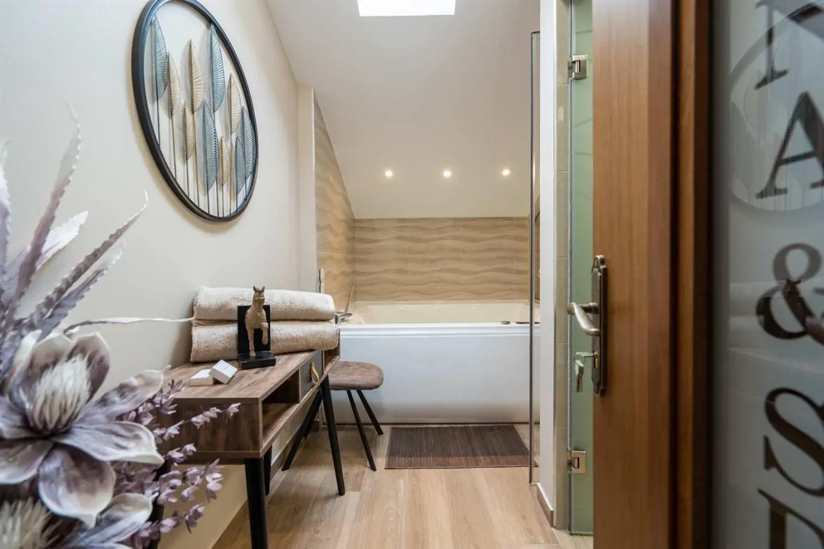 Hot Tub in Olympus View Rooms Sauna & Spa Hot Tub in Olympus View Rooms Sauna & Spa