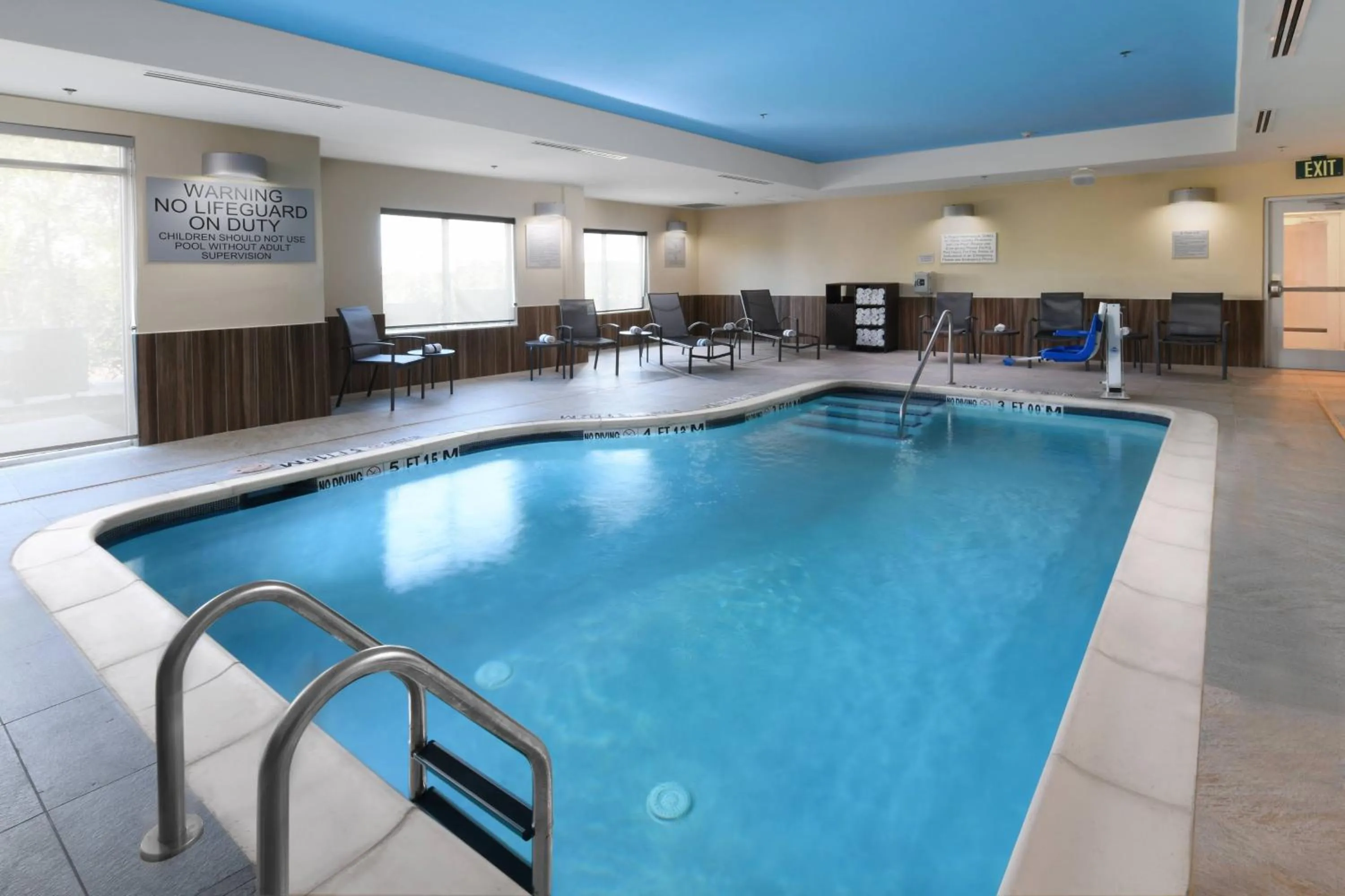Swimming pool in Fairfield Inn & Suites by Marriott Fort Worth South/Burleson