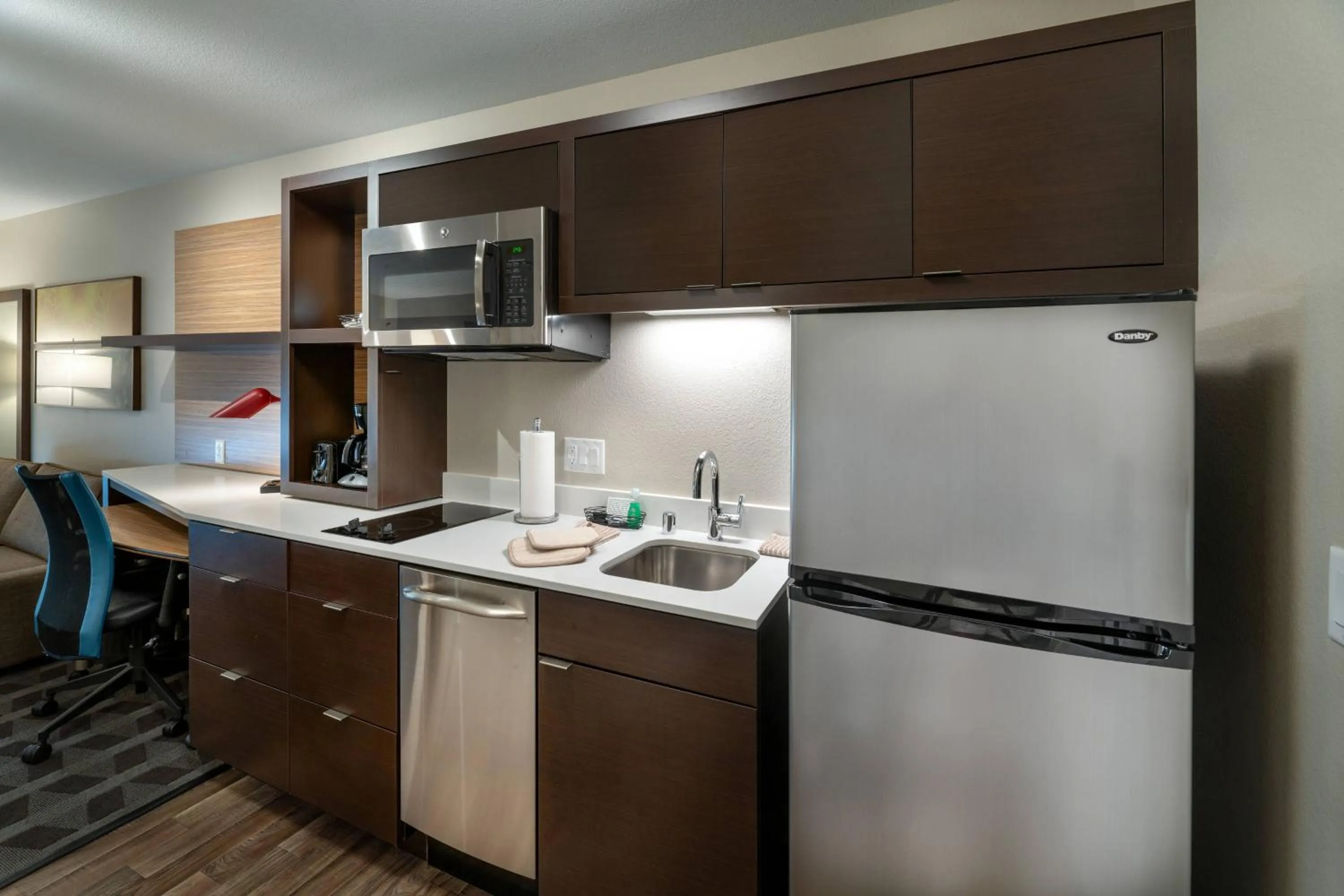 Kitchen or kitchenette in TownePlace Suites by Marriott Milwaukee Oak Creek