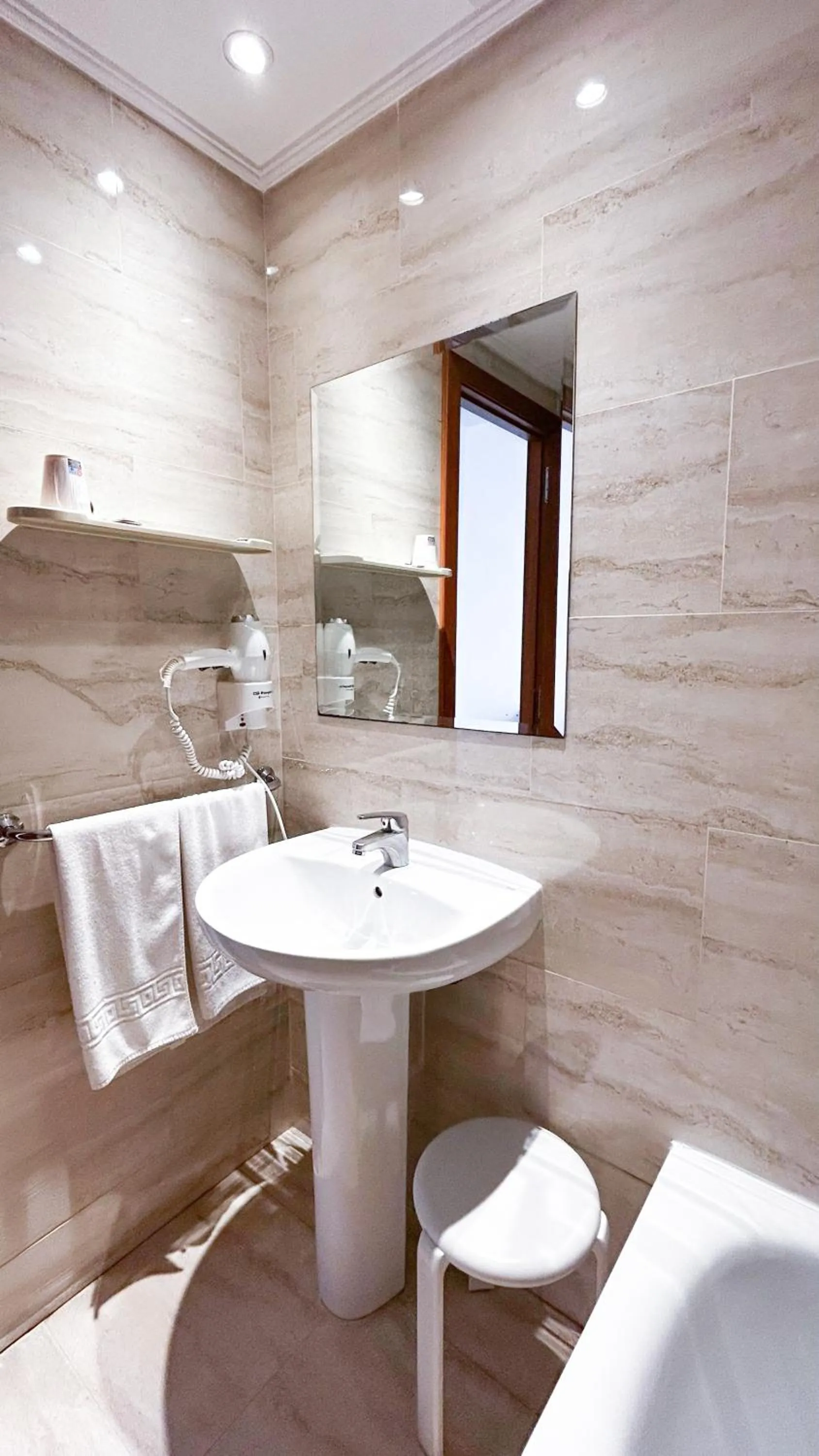Bathroom in Hotel Primavera Benidorm