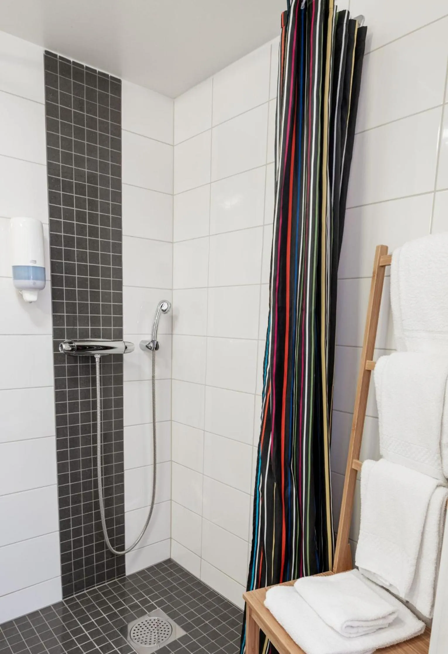 Bathroom in EttSmart Hotell