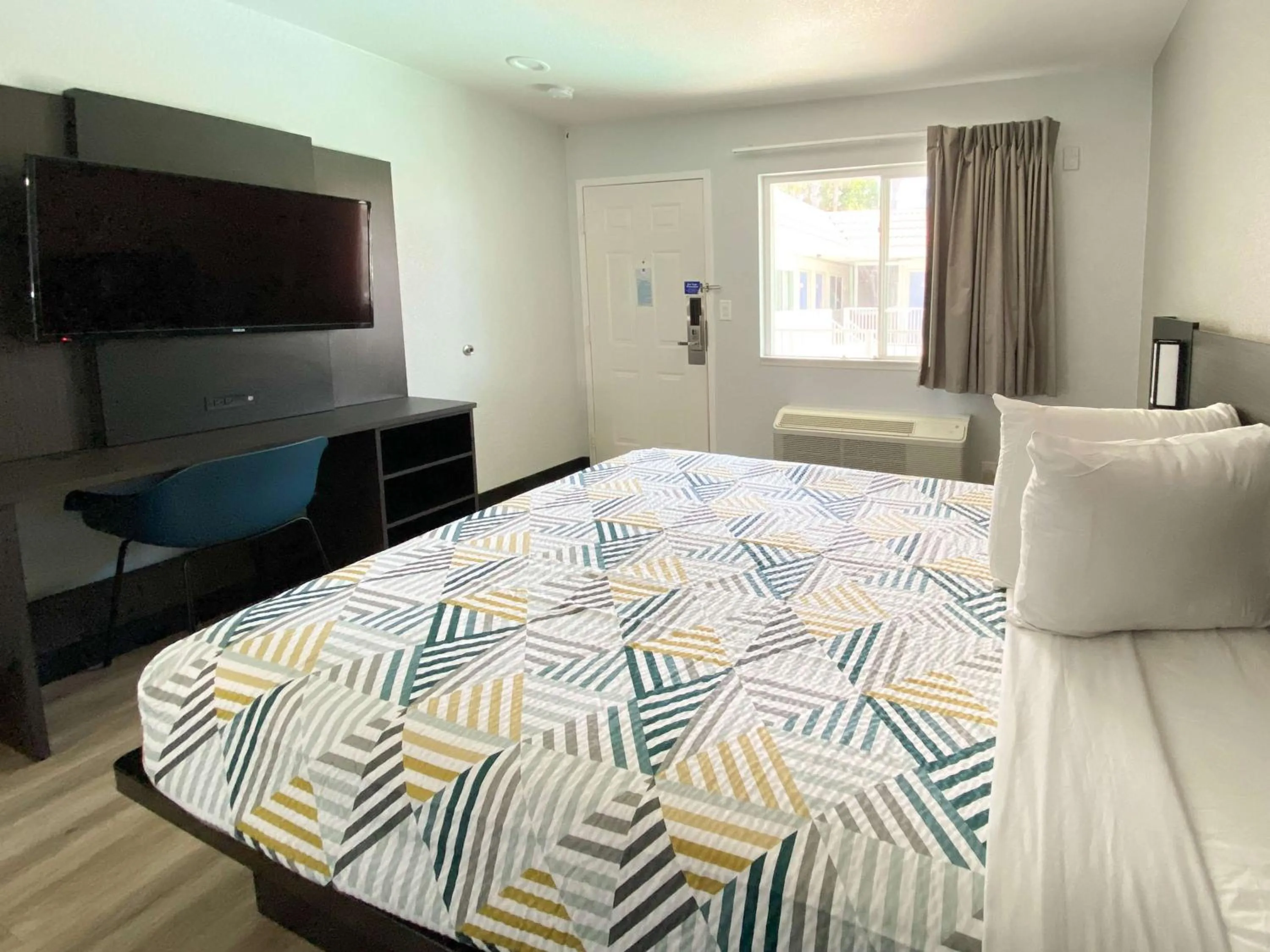 Bedroom, Bed in Motel 6-Costa Mesa, CA