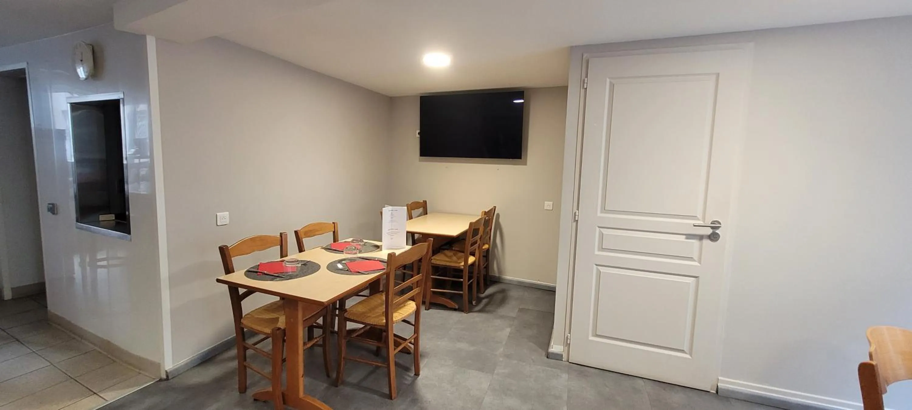 Restaurant/places to eat in Logis Hotel Restaurant Le Cygne