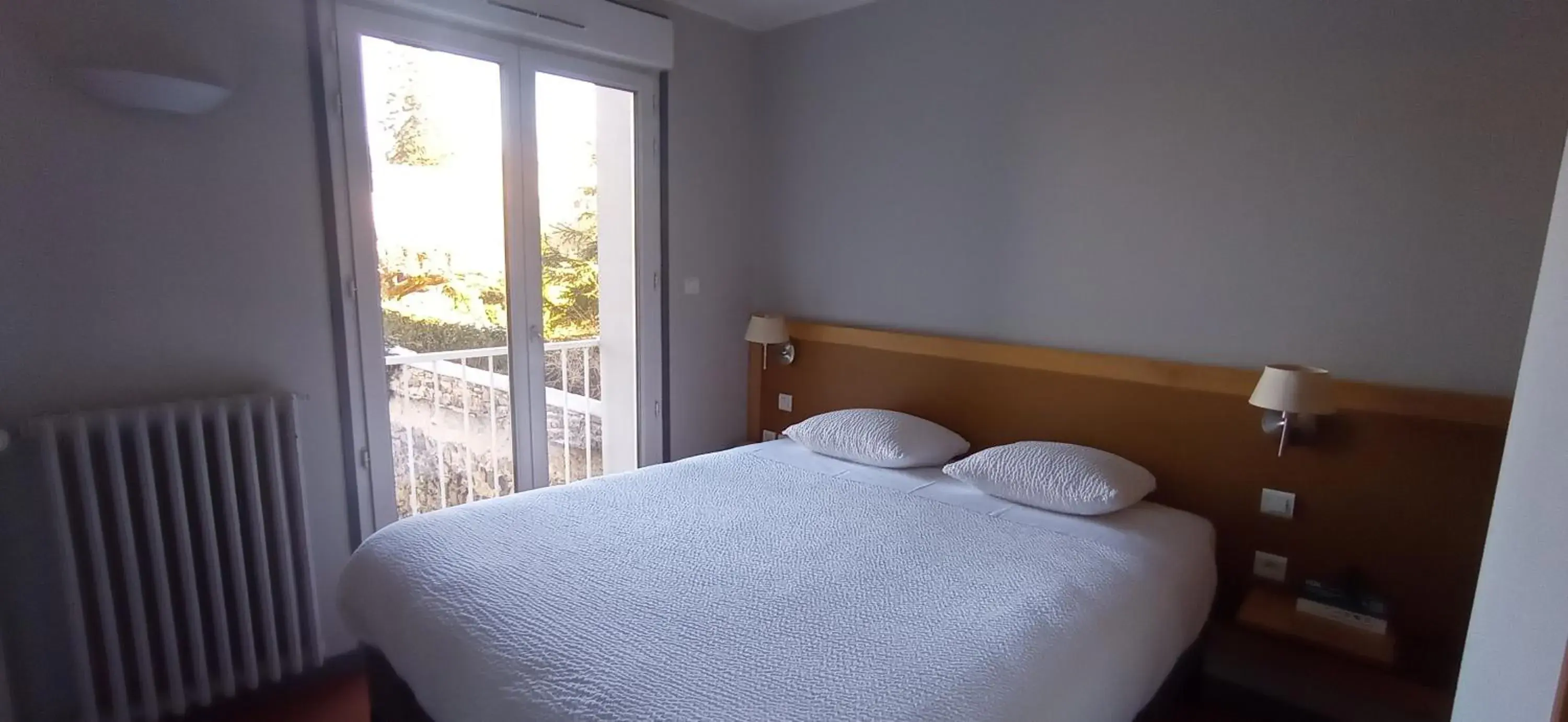 Comfort Triple Room in Logis Hotel Restaurant Le Cygne Comfort Triple Room in Logis Hotel Restaurant Le Cygne