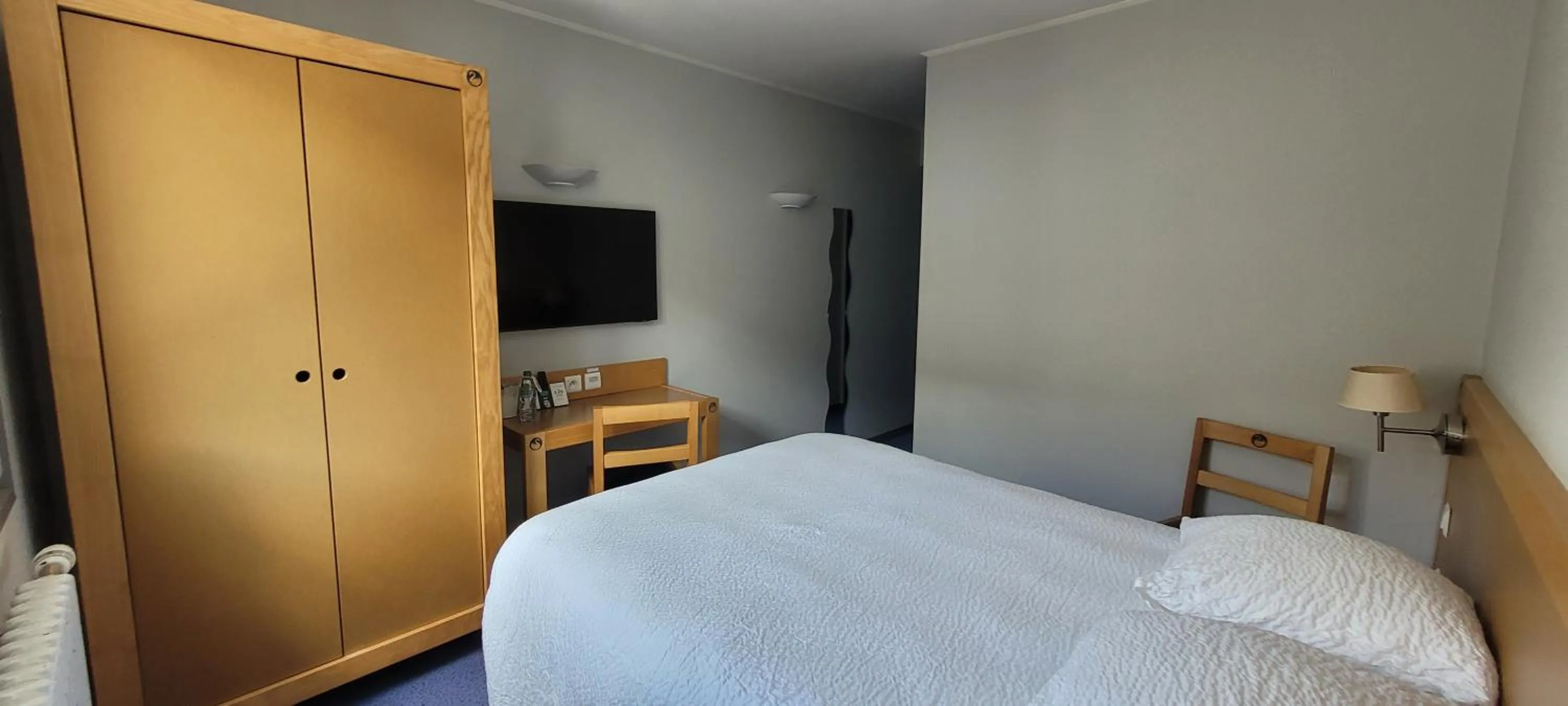 Bed in Logis Hotel Restaurant Le Cygne