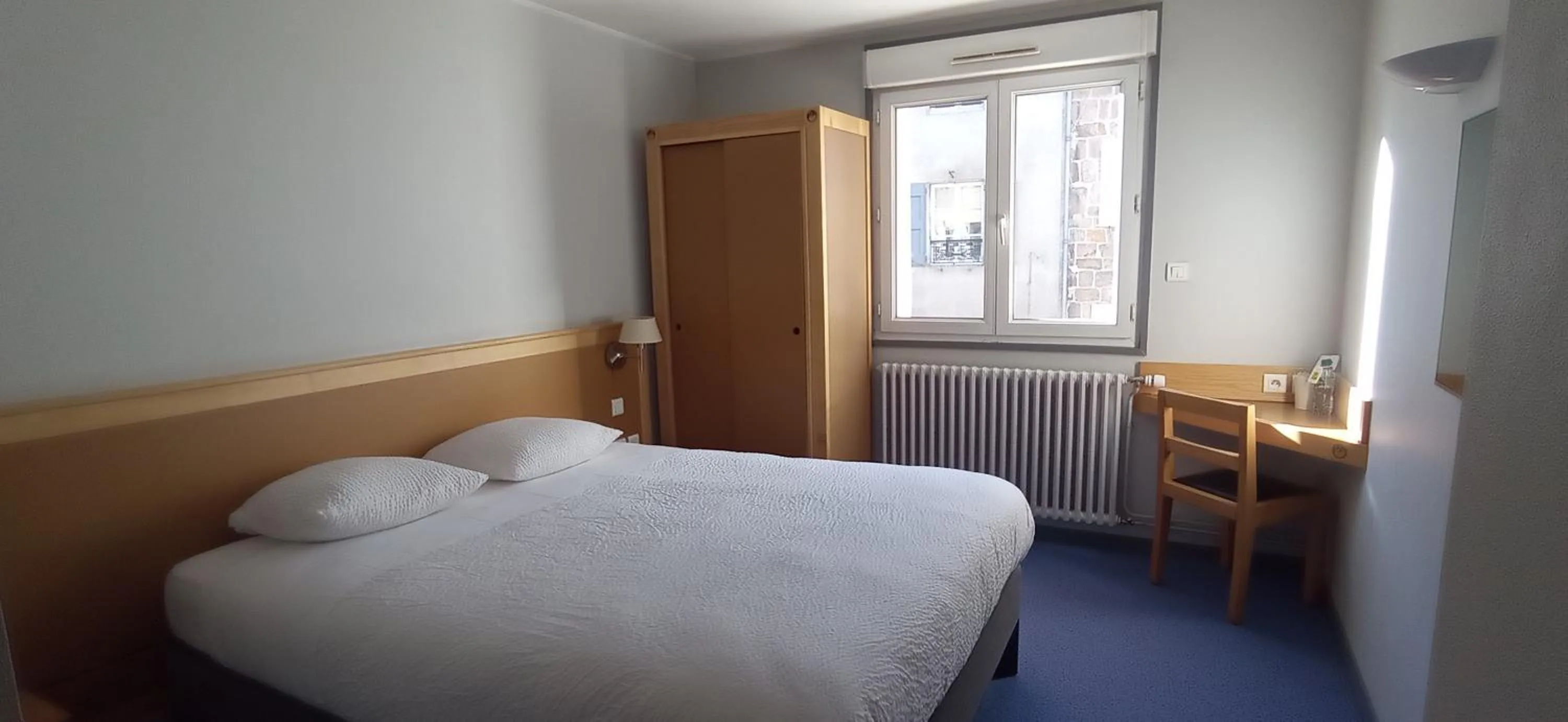 Bed in Logis Hotel Restaurant Le Cygne