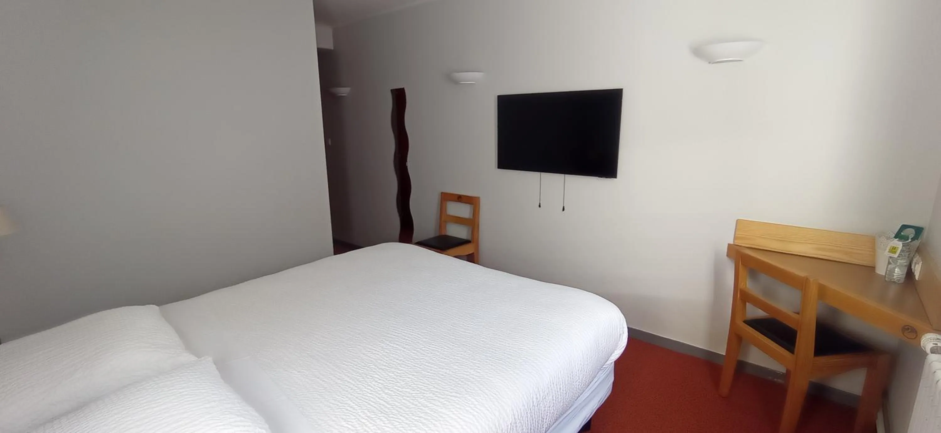 Photo of the whole room, Bed in Logis Hotel Restaurant Le Cygne