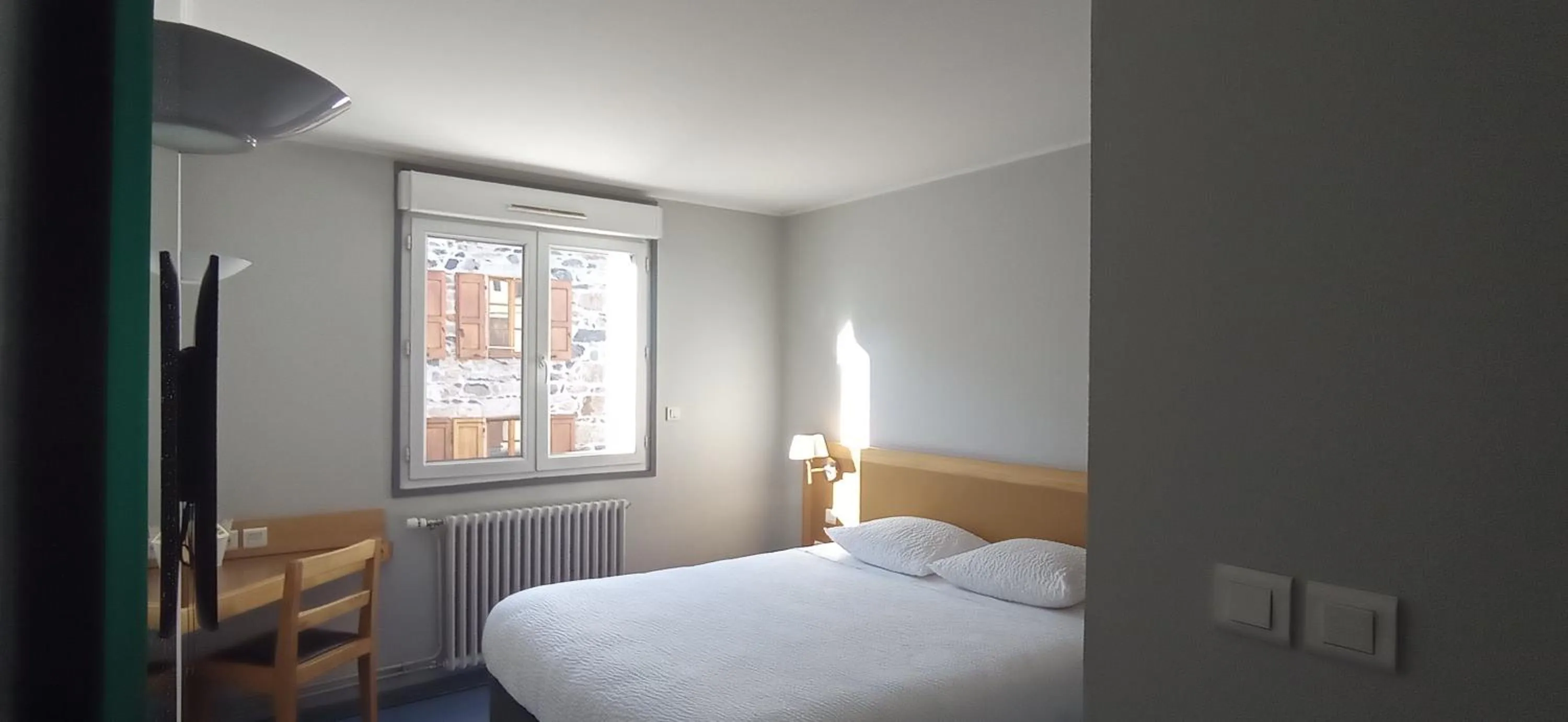 Bed in Logis Hotel Restaurant Le Cygne