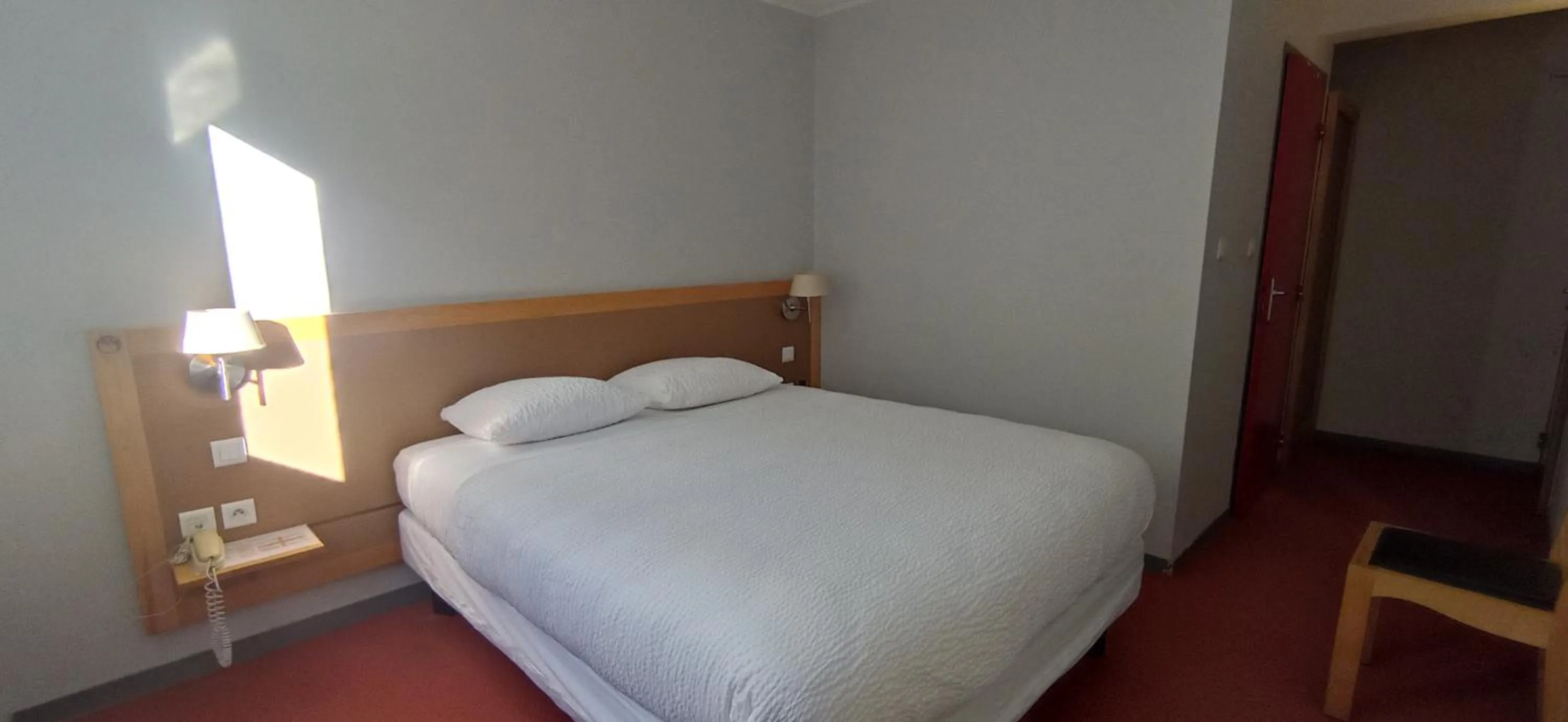 Bed in Logis Hotel Restaurant Le Cygne