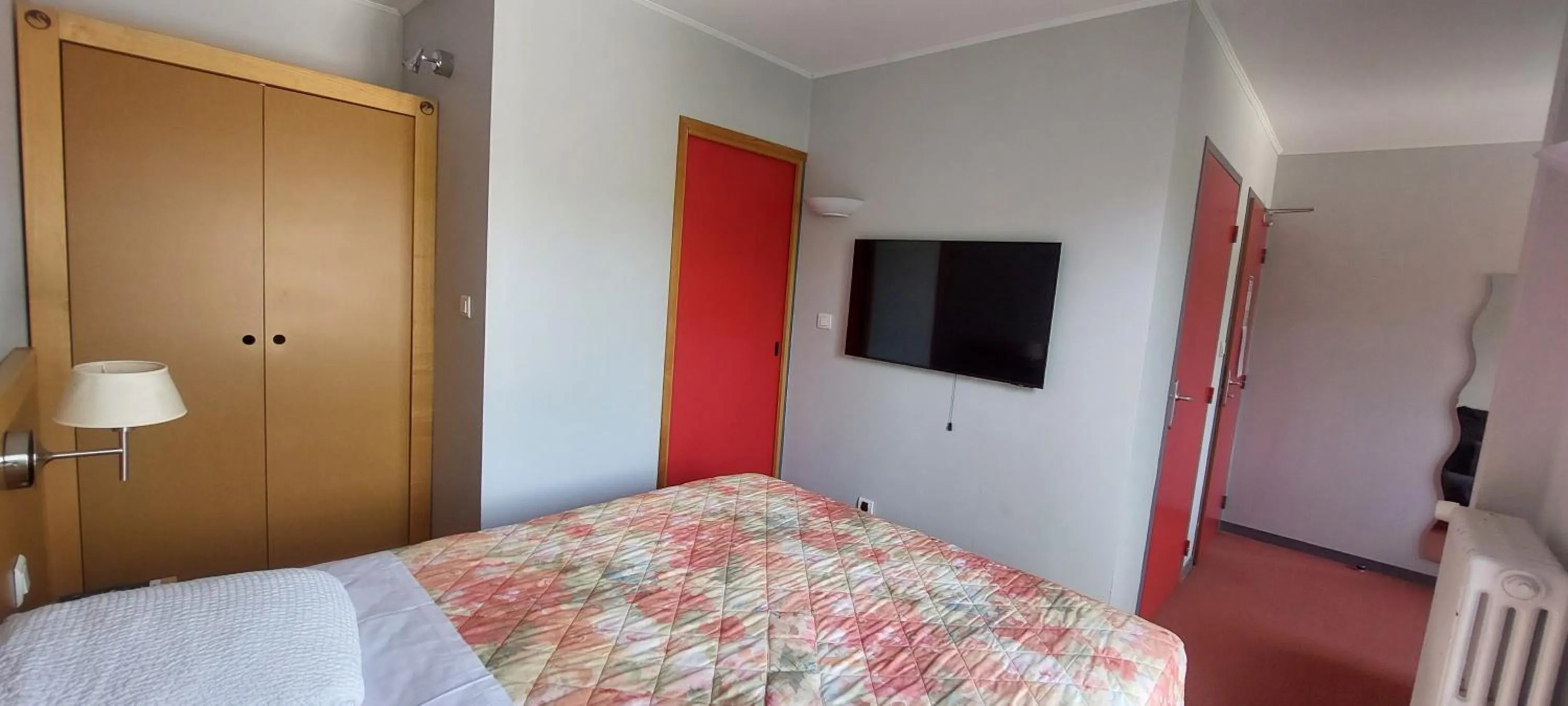 Bed in Logis Hotel Restaurant Le Cygne