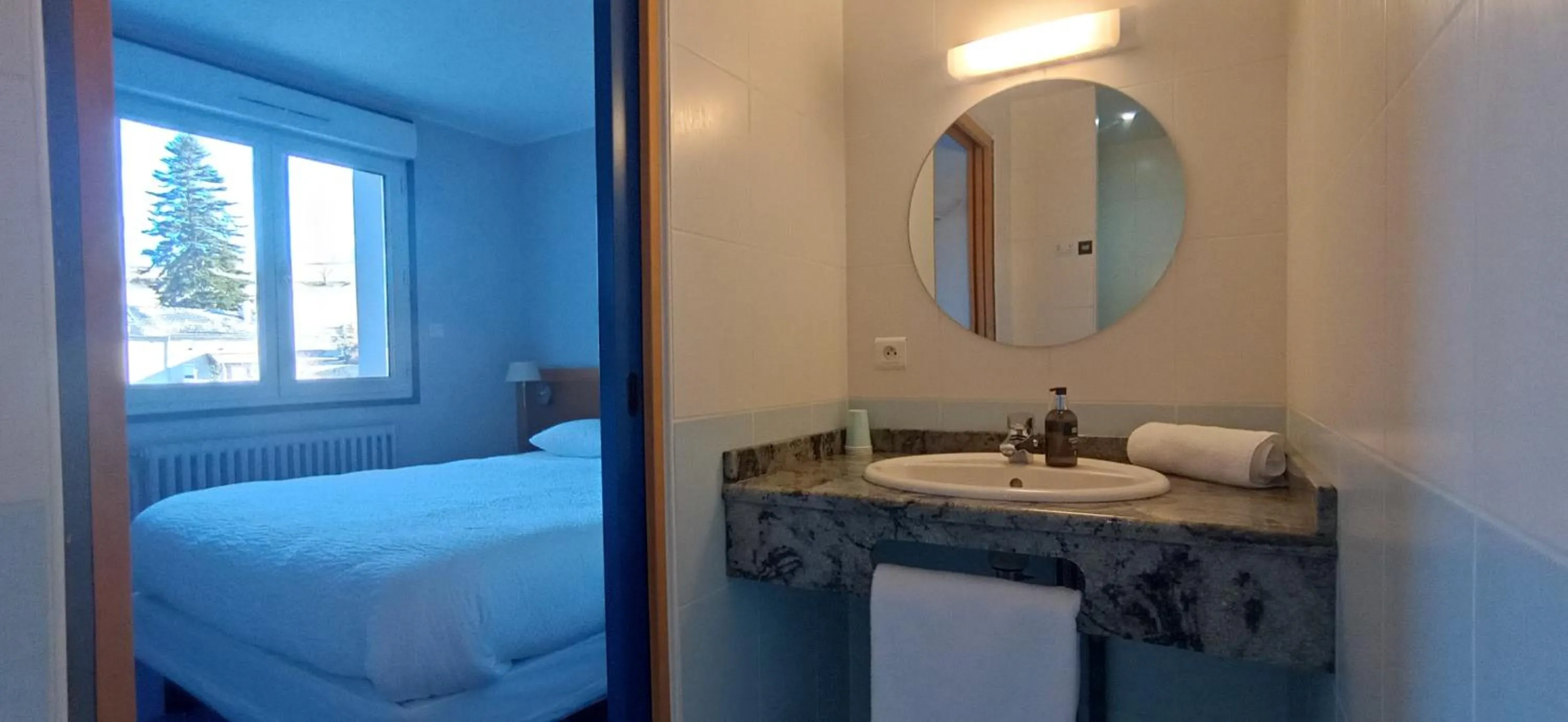 Bed in Logis Hotel Restaurant Le Cygne