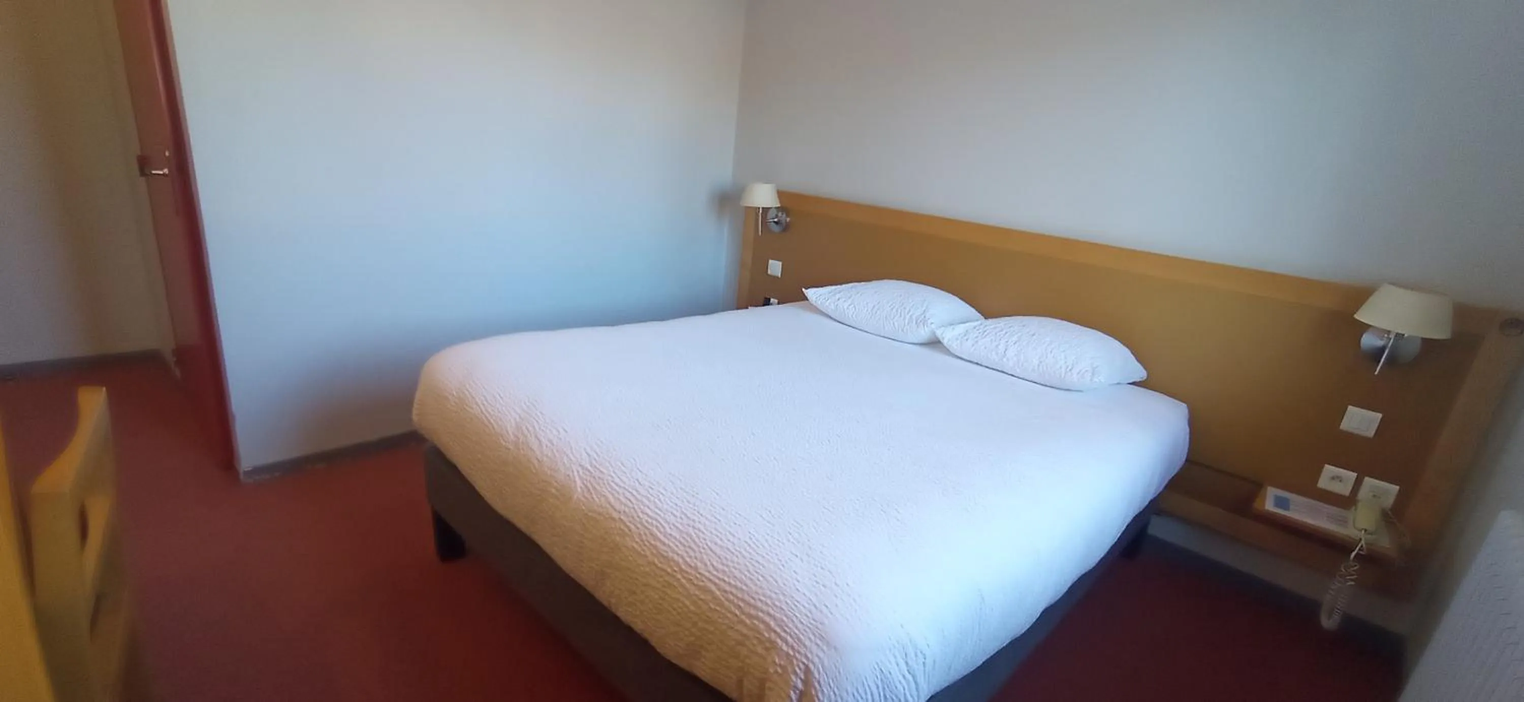 Photo of the whole room, Bed in Logis Hotel Restaurant Le Cygne