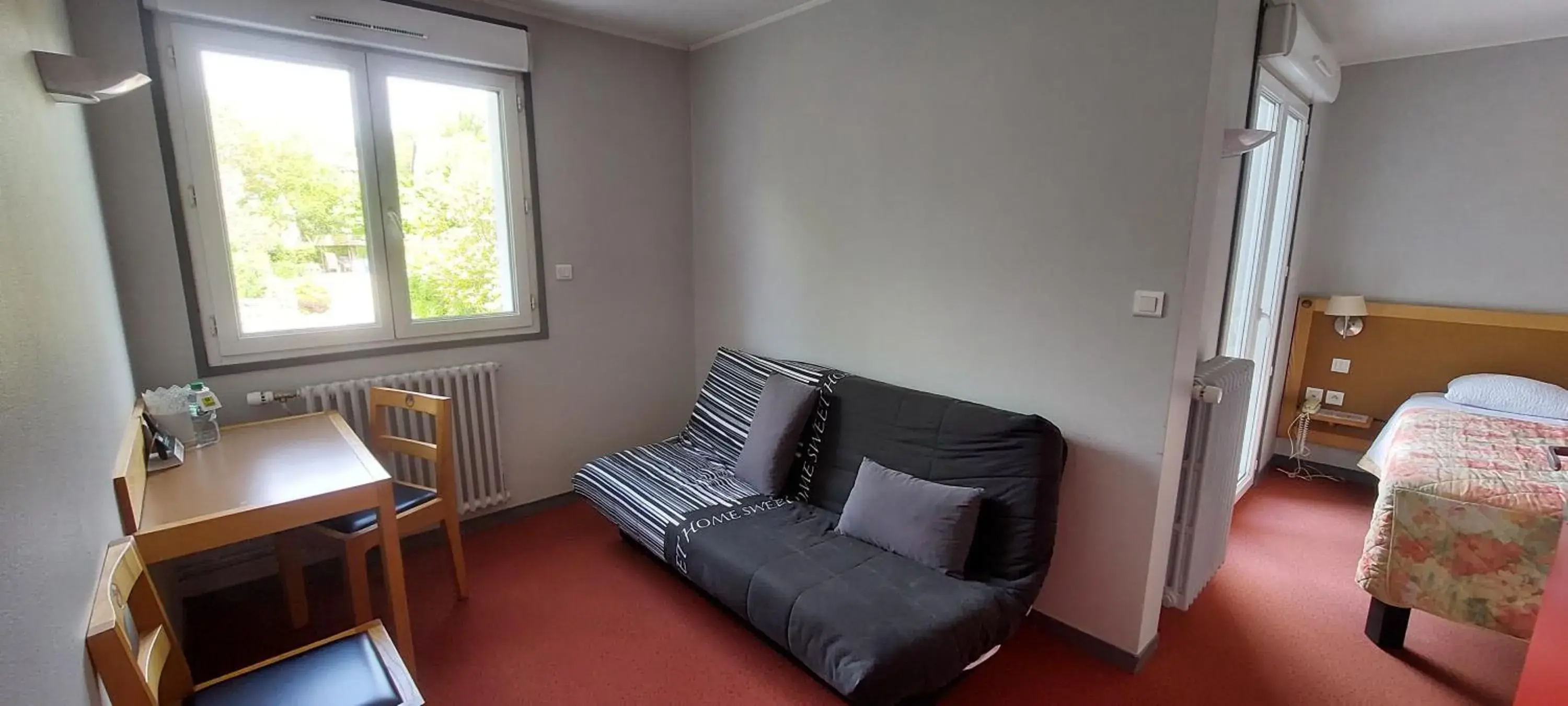 Superior Quadruple Room in Logis Hotel Restaurant Le Cygne Superior Quadruple Room in Logis Hotel Restaurant Le Cygne