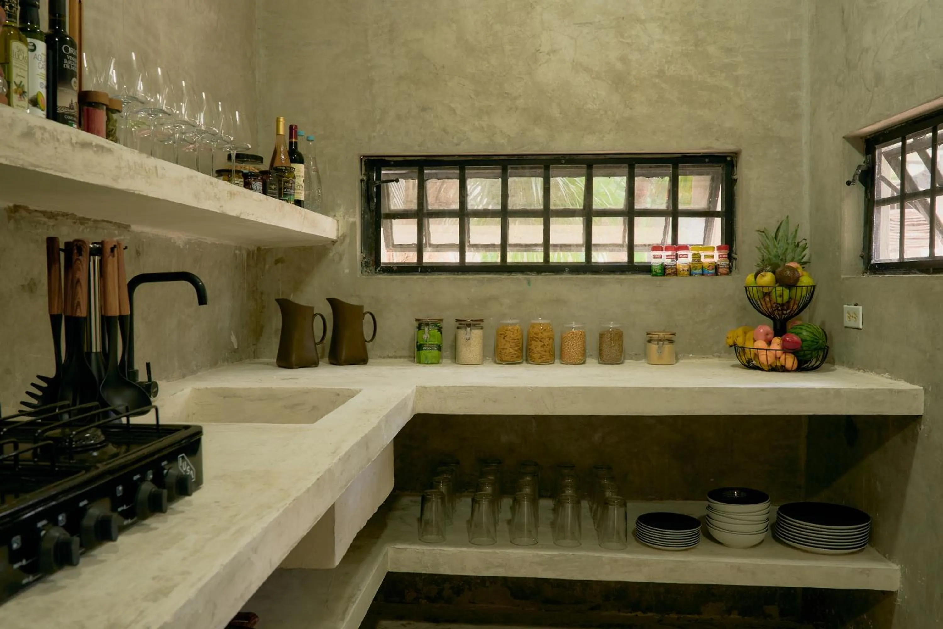 Communal kitchen in Amor Rooms