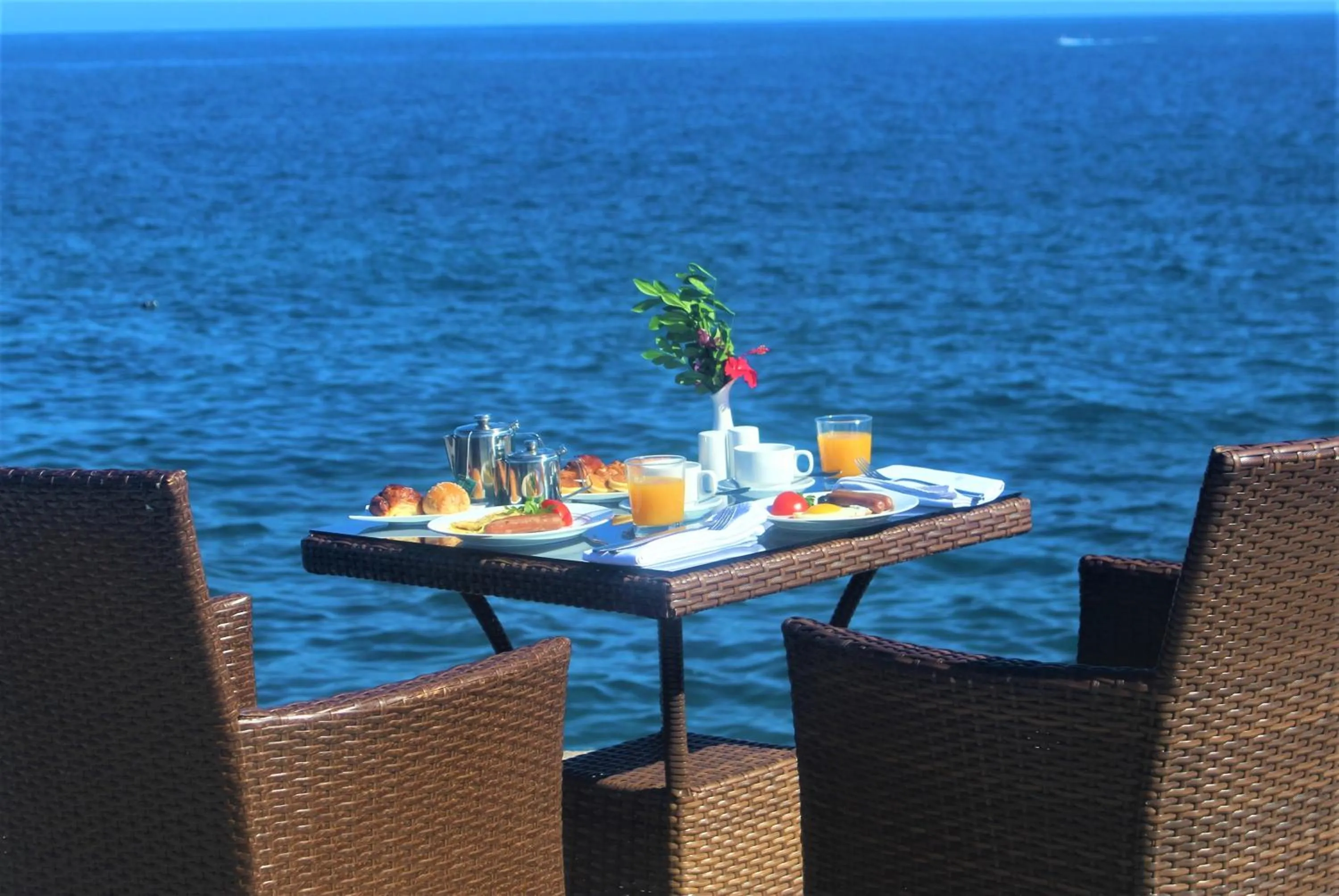 Restaurant/places to eat in Retaj Moroni