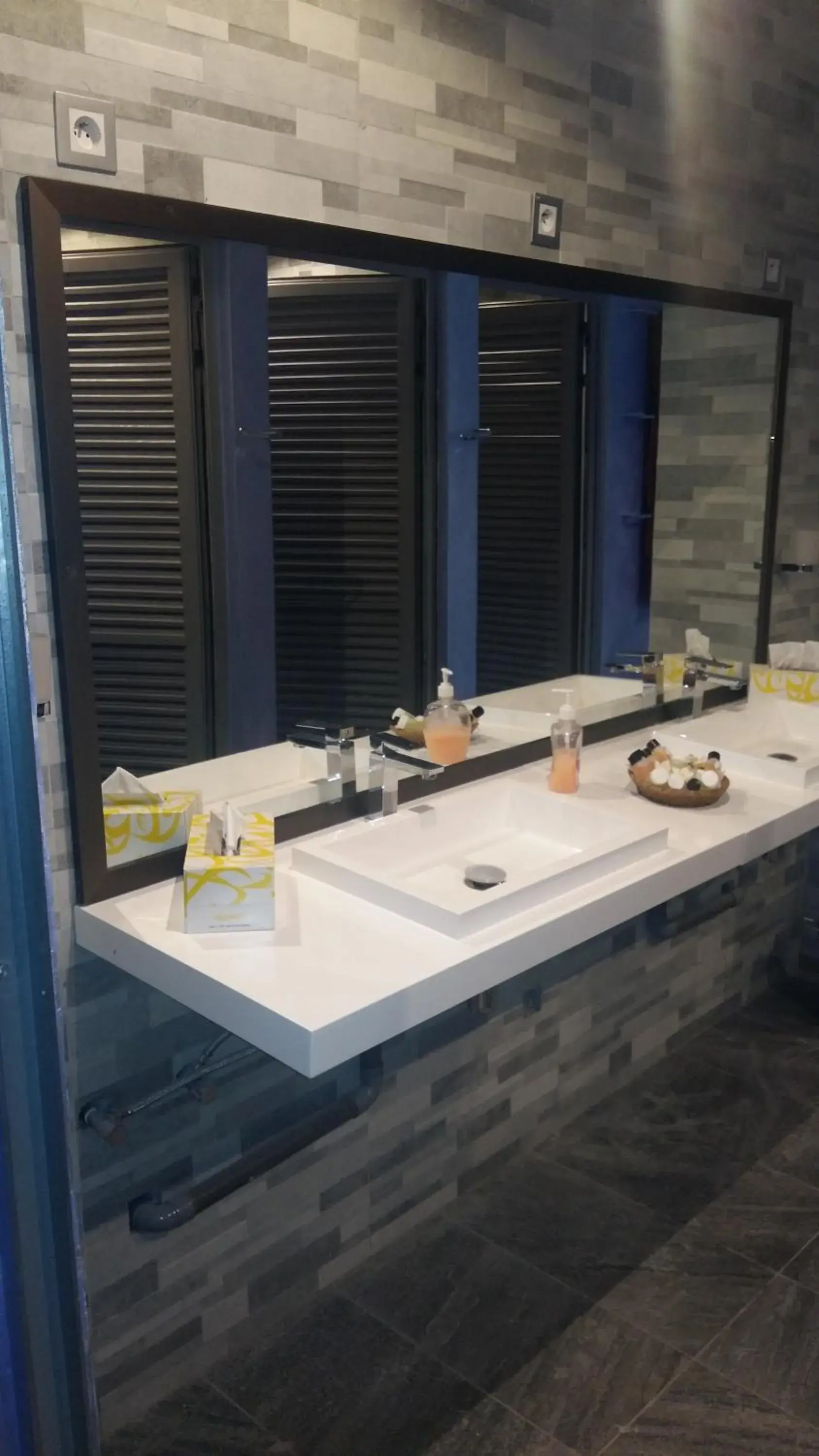 Restaurant/places to eat in Retaj Moroni Restaurant/places to eat in Retaj Moroni